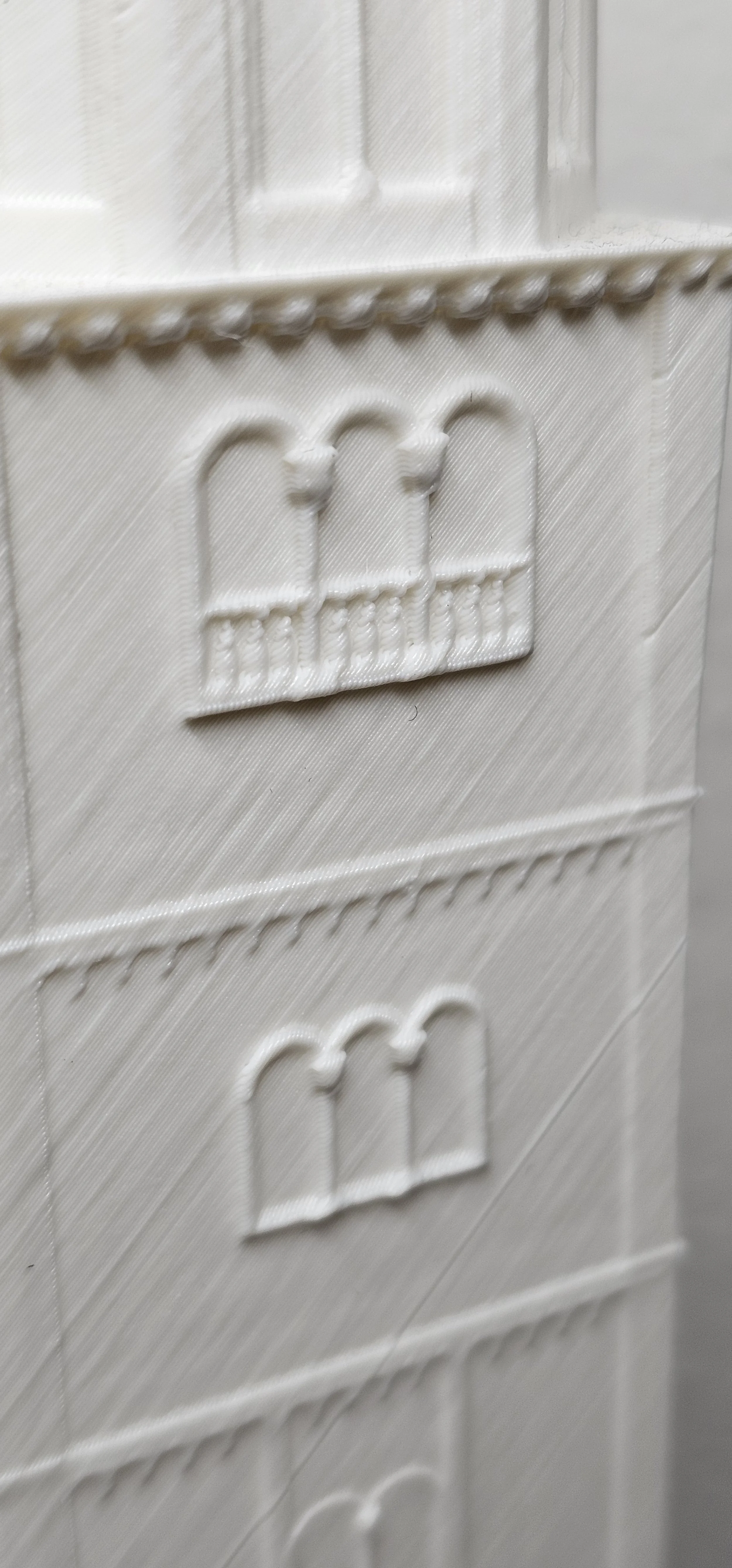 Dettaglio della parete della scultura che rappresenta la torre ghirlandina di Modena in miniatura