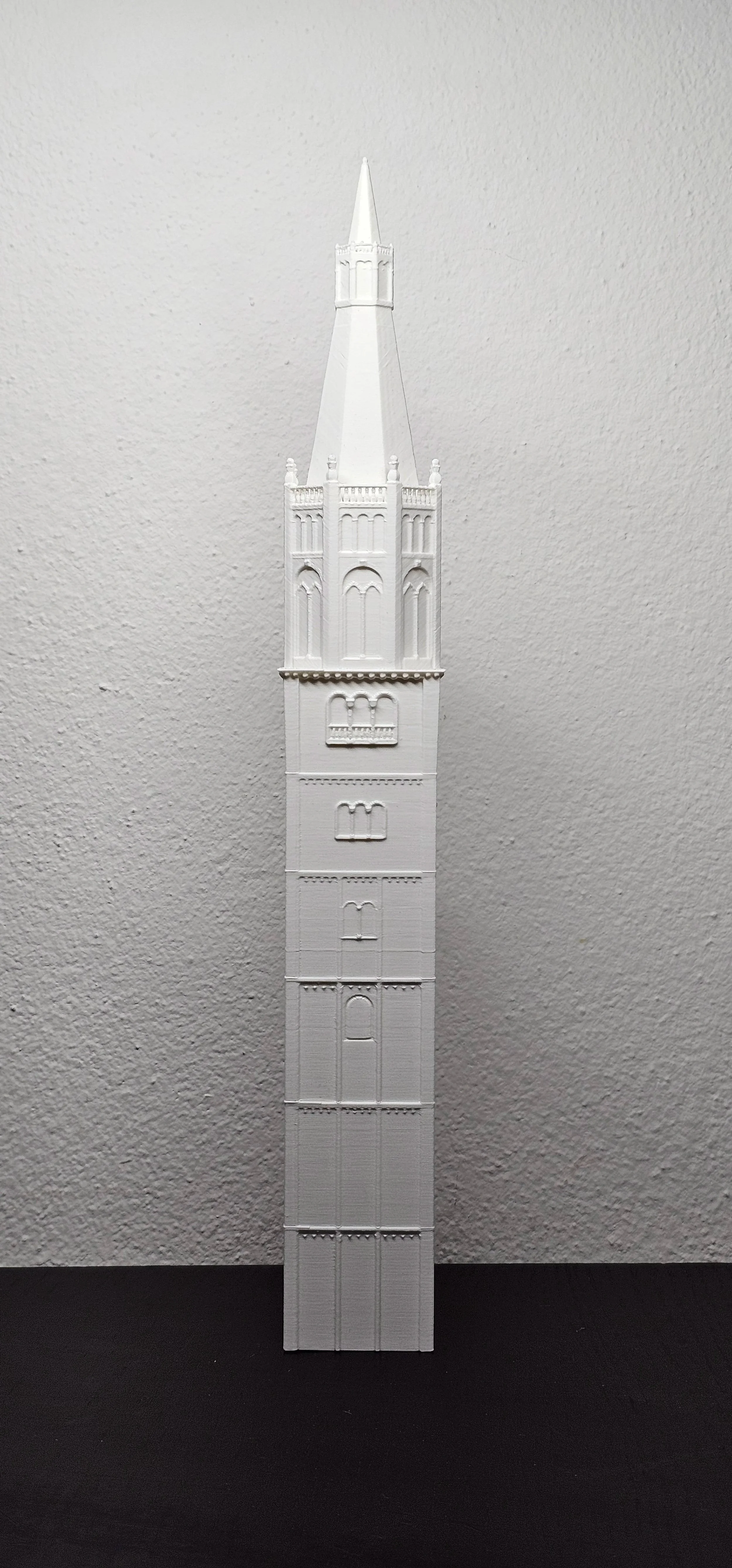 Modello in miniatura della torre ghirlandina di Modena