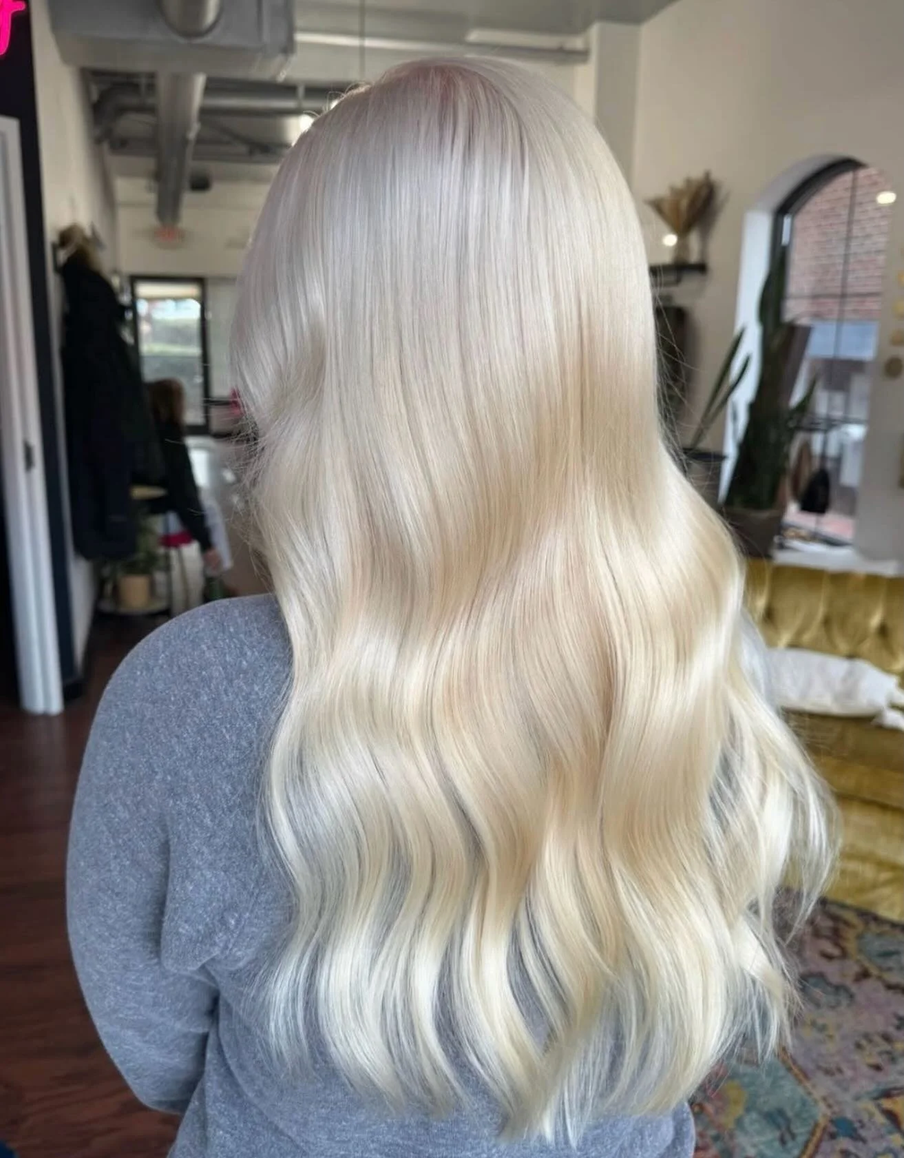 ❄️Obsessed!  This gorgeous blonde was created by Elizabeth @___hair.by.liz_