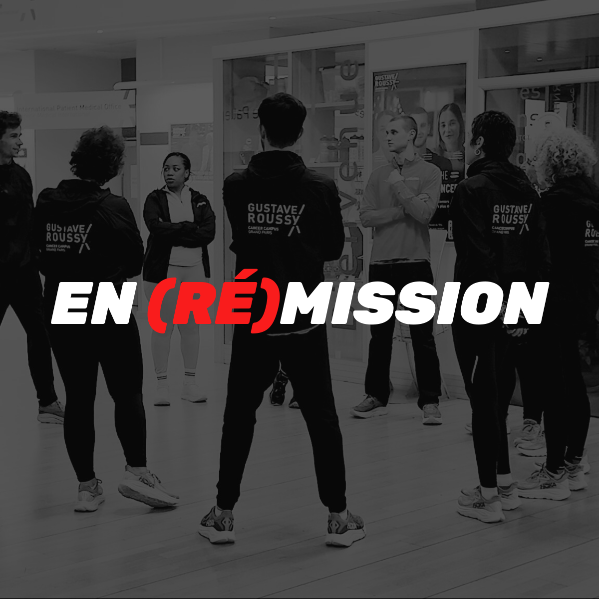 Groupe de jeunes en discussion dans un centre, avec un message superposé en français : "En (Ré)mission".