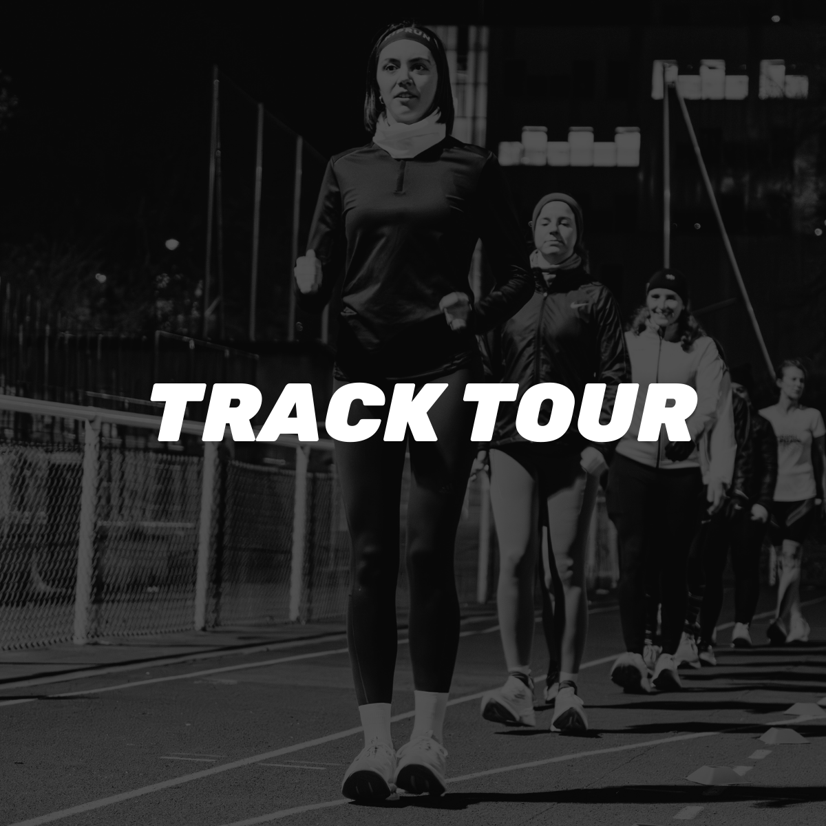 Groupe de femmes participant à une course de marche de nuit sur une piste d'athlétisme, portant des vêtements de sport, avec le texte "TRACK TOUR" en surimpression.