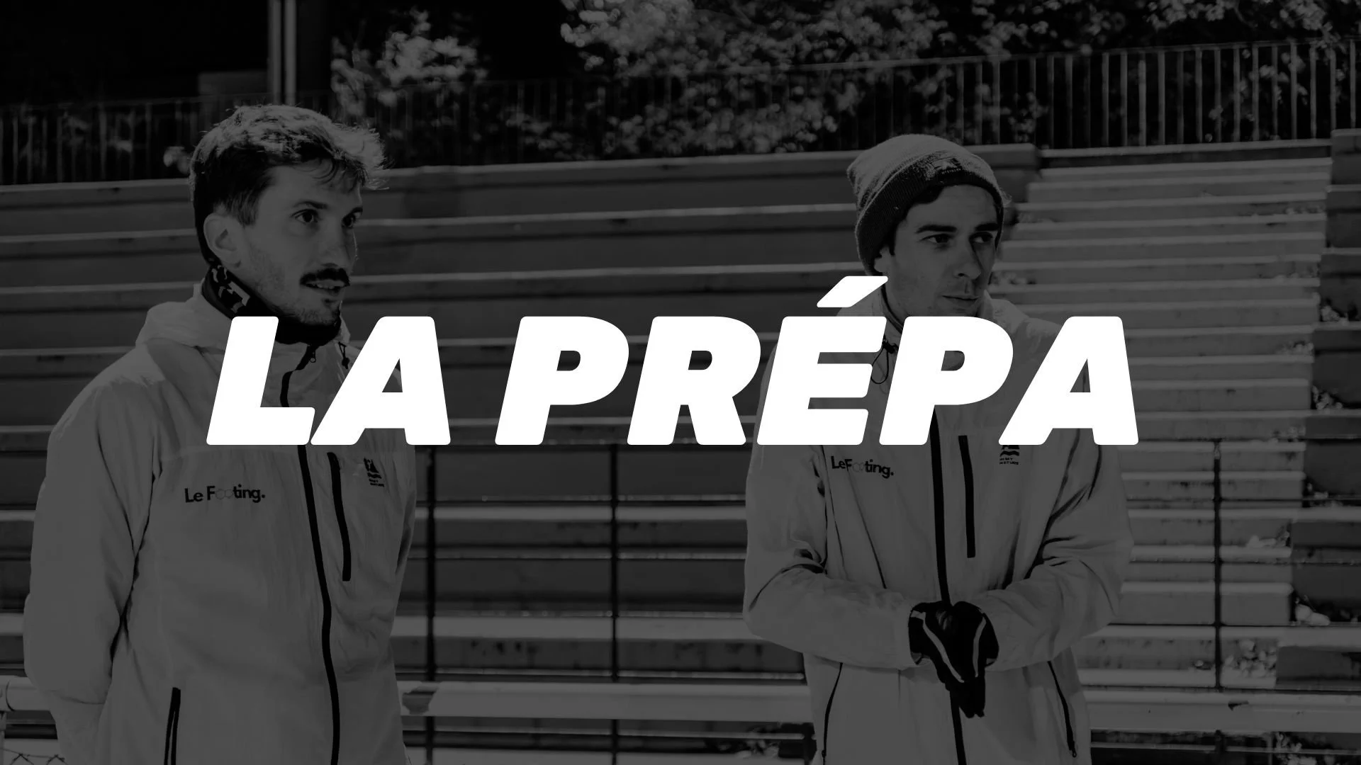 Deux hommes en veste de sport debout dans un stade avec des gradins en arrière-plan, la phrase "LA PRÉPA" en texte blanc sur l'image