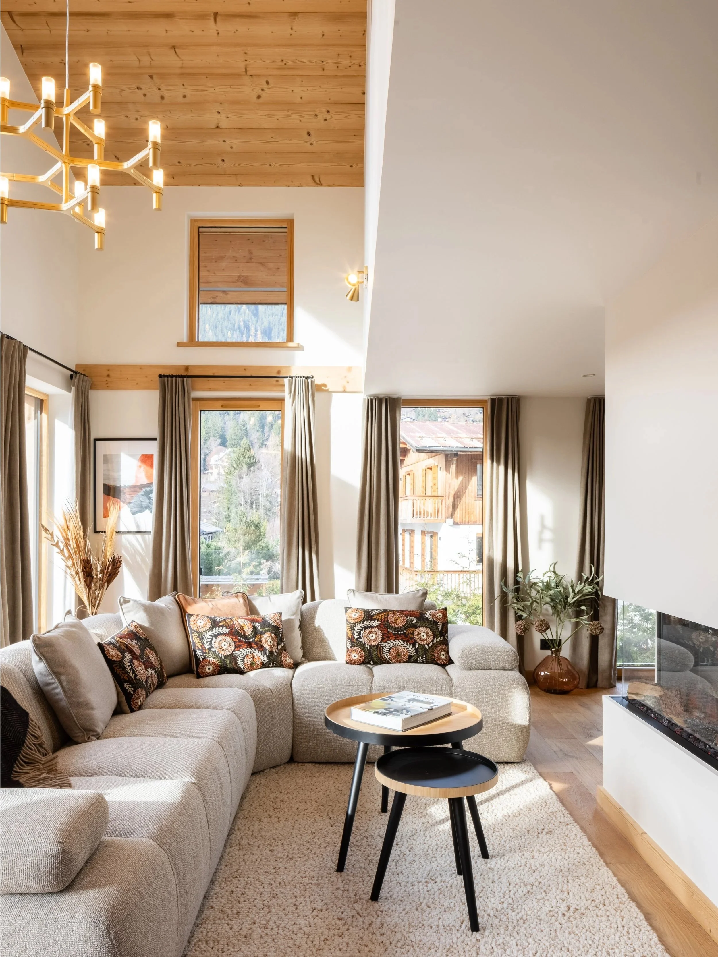 Highlights in this image are the snowflake chandelier, modern glass fireplace and perfect dimensions of the Deeekhoorn sofa. 