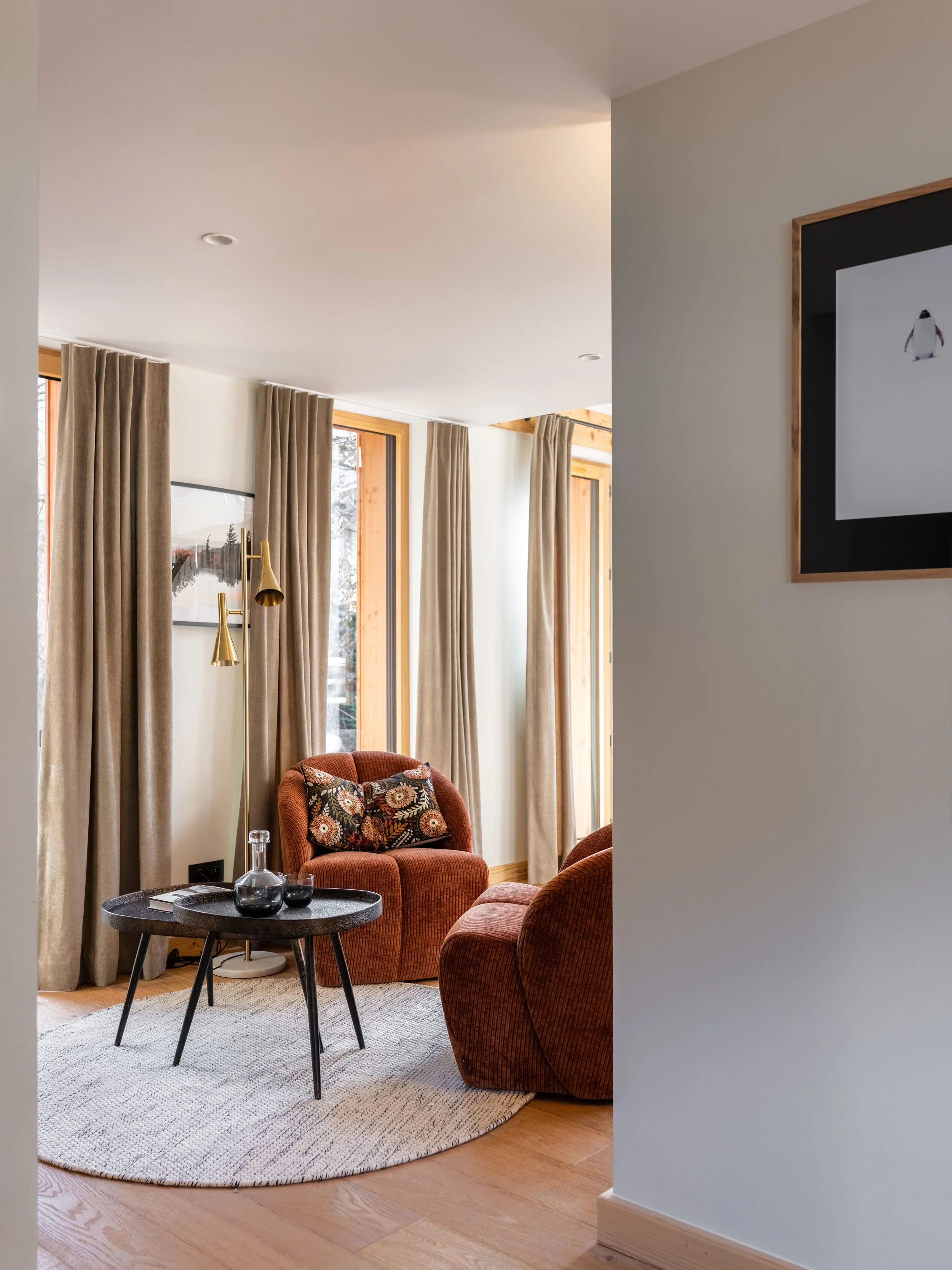 Accent cushions by Bloomingville give character to the relaxing bar area. 