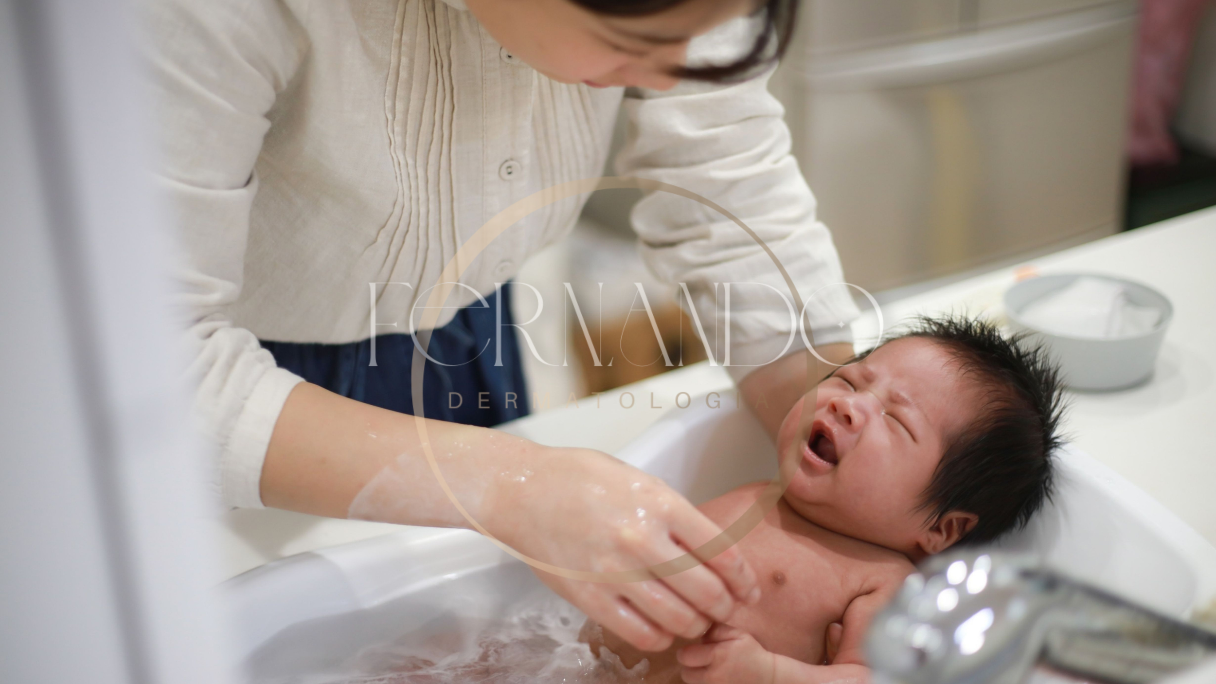 Mãe dando banho no bebê