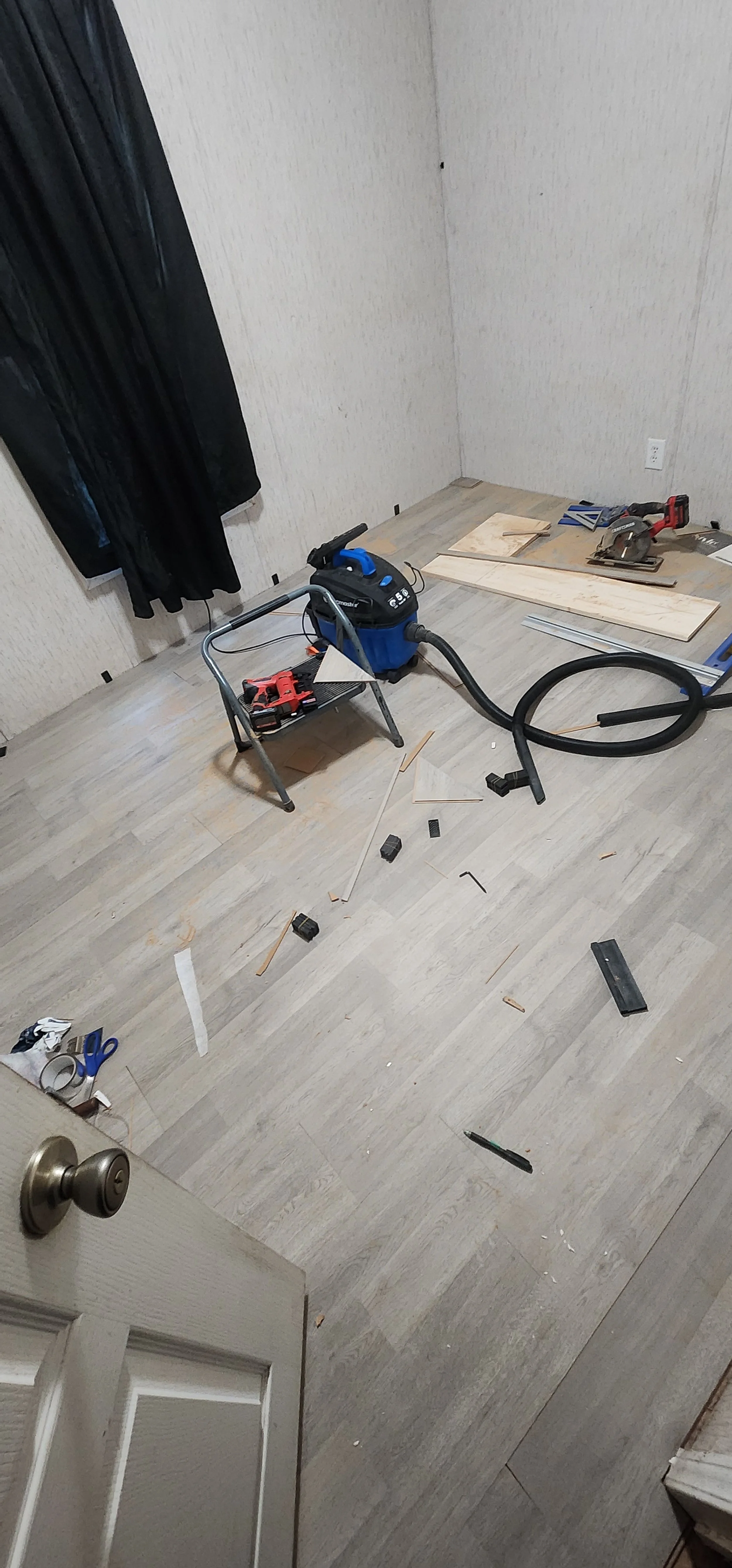 Oranssi project: Laminate installation