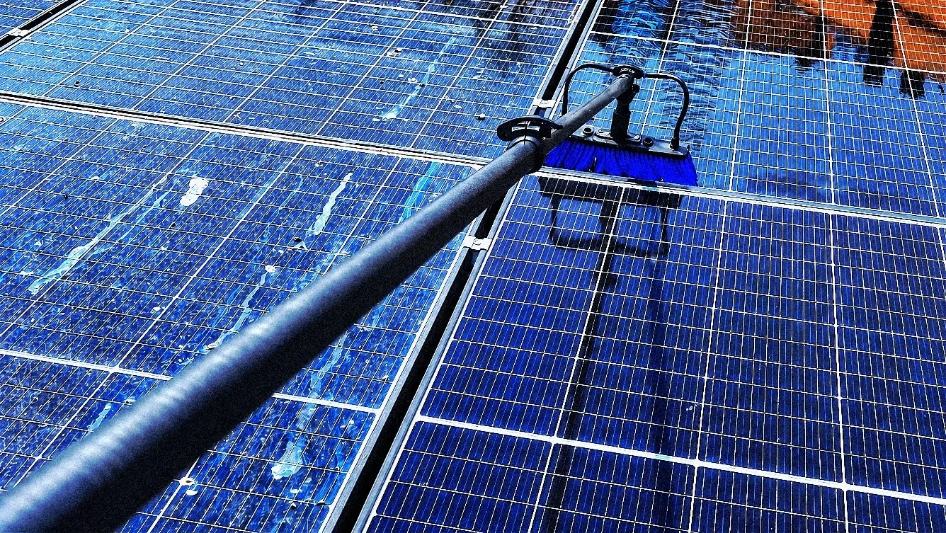Lavaggio dei pannelli fotovoltaici con sistema ad acqua pura