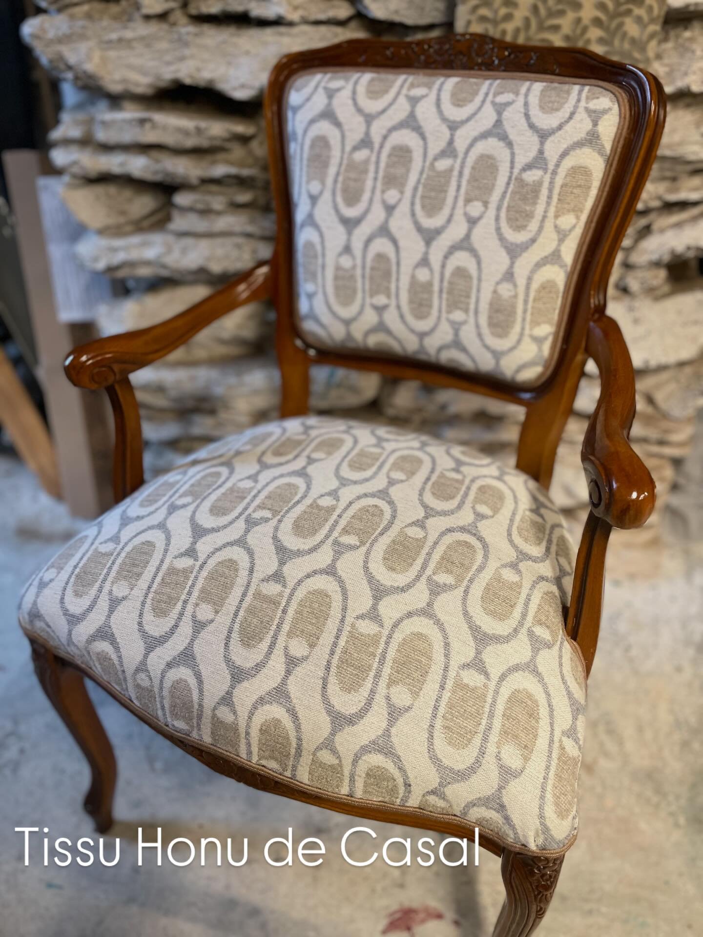 Petit cabriolet habill&eacute; avec Honu de la maison Casal  #tissuaddict #upholstered #casal #collectionmaori