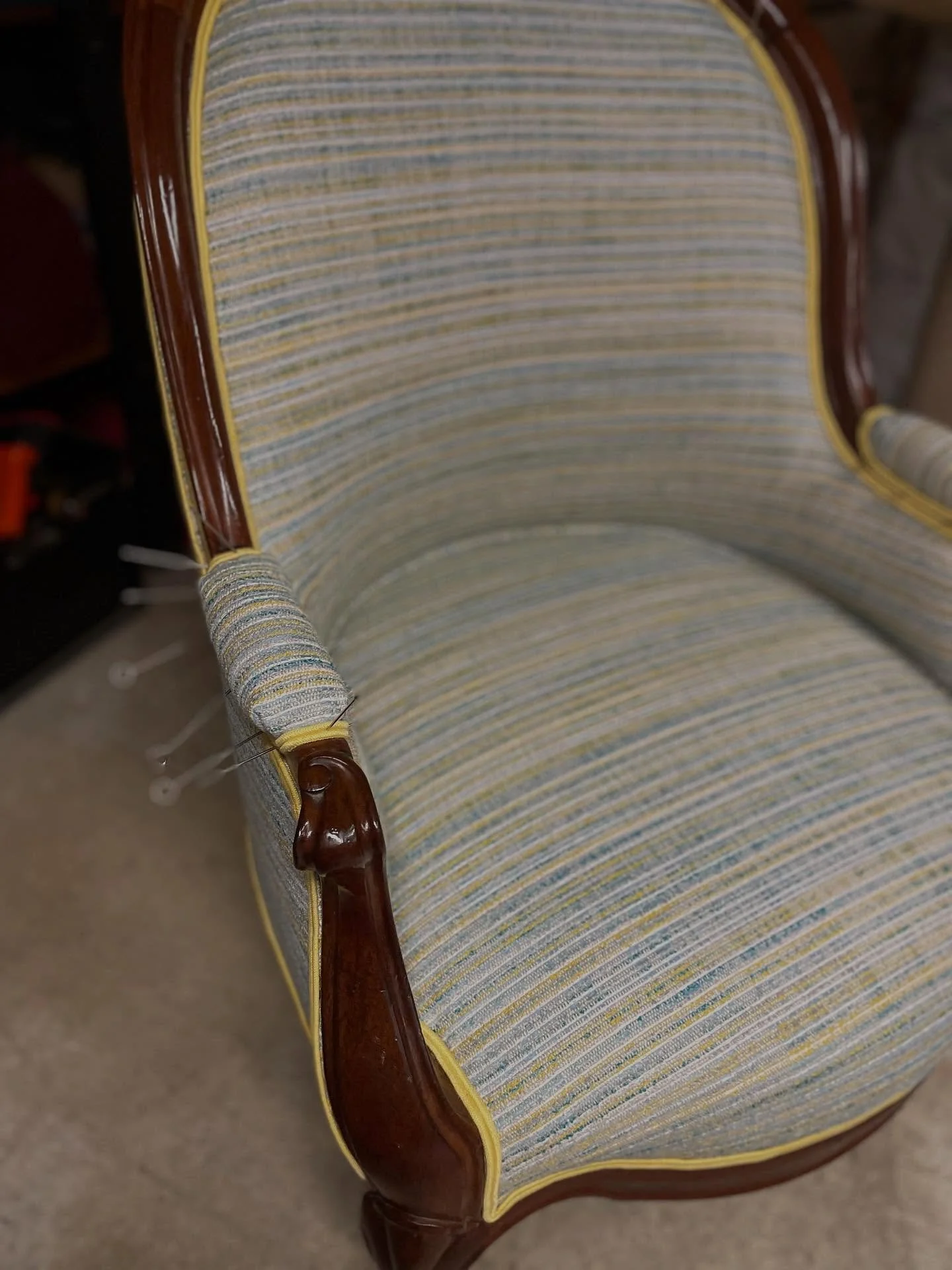 Berg&egrave;re habill&eacute;e du tissu Kilim d&rsquo;Etamine #zimmerandrohde #upholstery #decorationinterieure