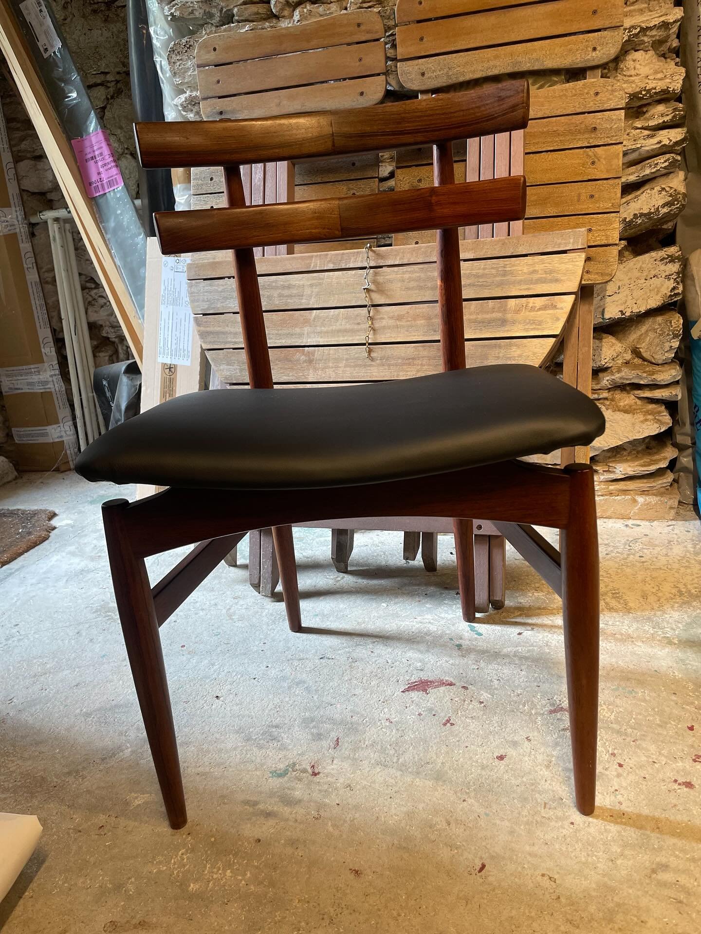 Cuir et palissandre  Chaises scandinaves recouvertes du cuir Nuvola nero #restaurationmeuble #upholstery