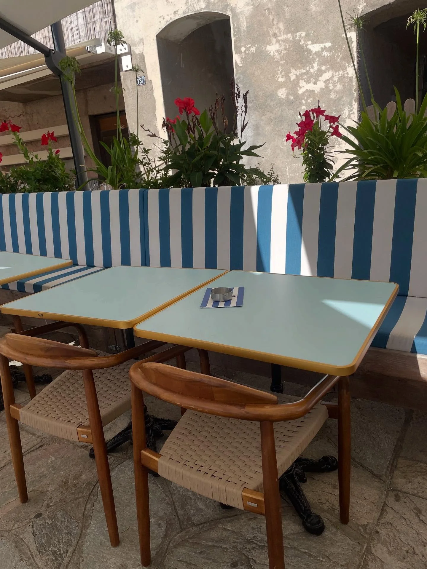 #confectionsurmesure #banquetteoutdoor #sunbrella #glacier #erbalunga