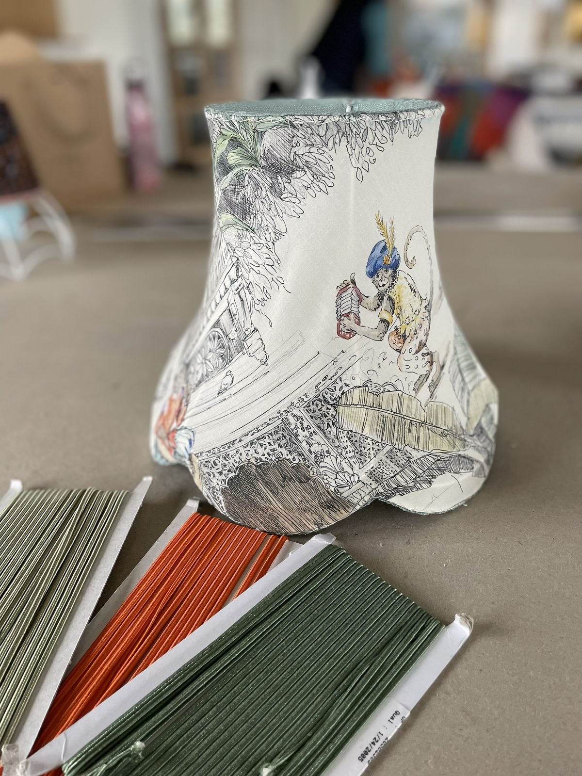 Sylvia Louisiade abat-jour en fabrication