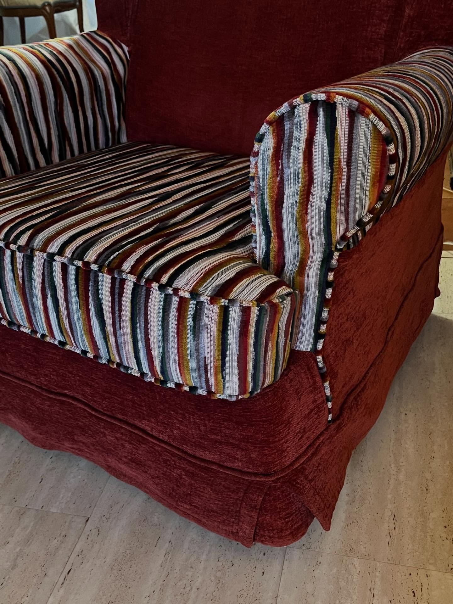 R&eacute;fection partielle d&rsquo;un fauteuil anglais confortable .. mais endommag&eacute; !
Tissu Casal #casal #upholstered #upcycled #upcycling