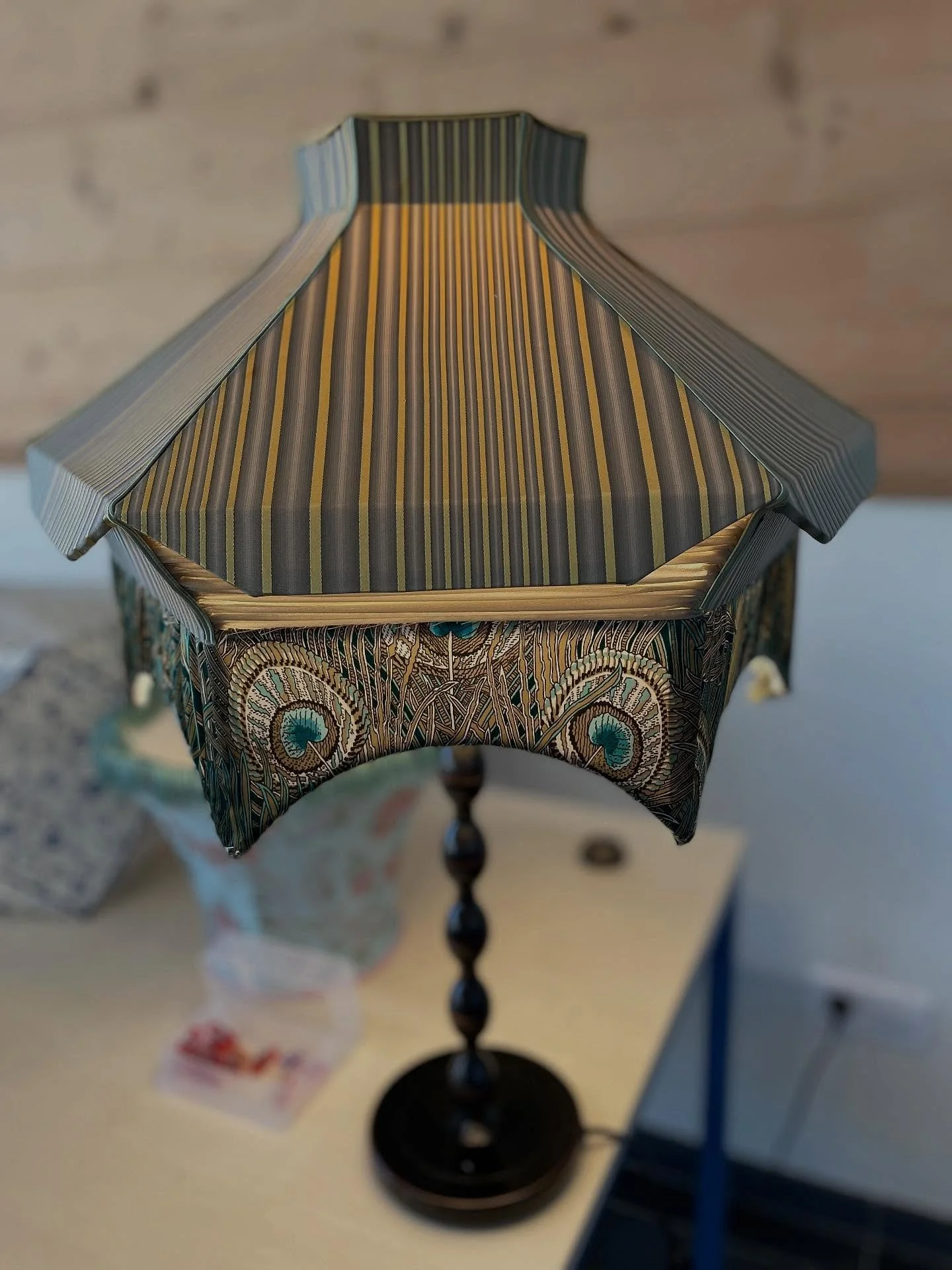 De la soie pour celui ci!&hellip;
Pliss&eacute;e, fronc&eacute;e, cousue, tendue, il lui manque les franges.. prochaine publication #abatjoursurmesure #morrisandco #jimthompson #soie