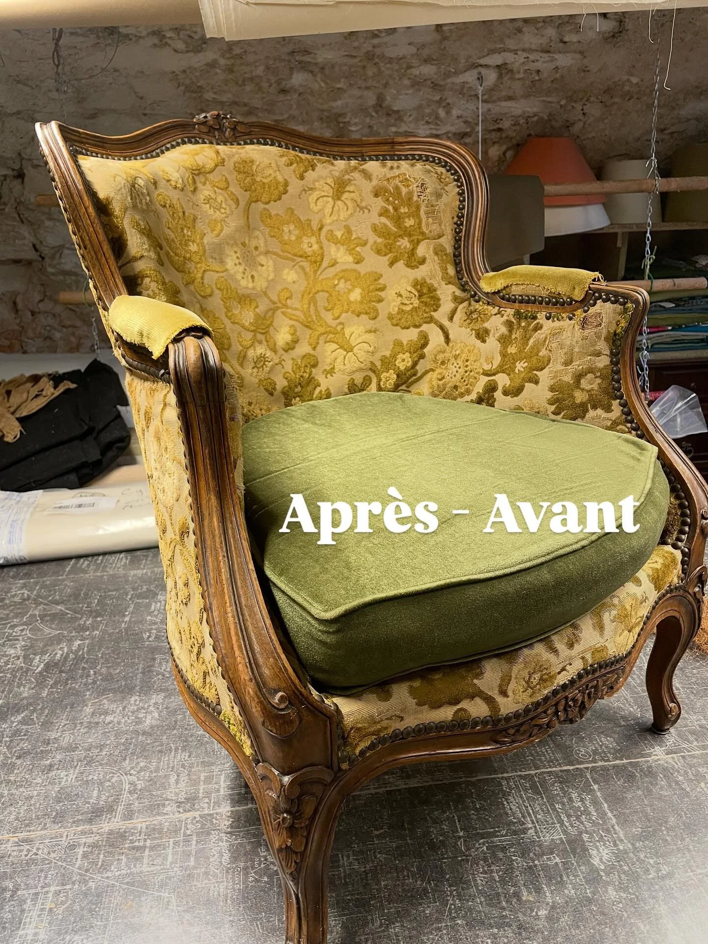 Petite Berg&egrave;re &agrave; coussin enti&egrave;rement r&eacute;nov&eacute;e avec un velours Zimmer Rohde et imprim&eacute; Maison Thevenon #upholstered #thevenon #zimmerandrohde