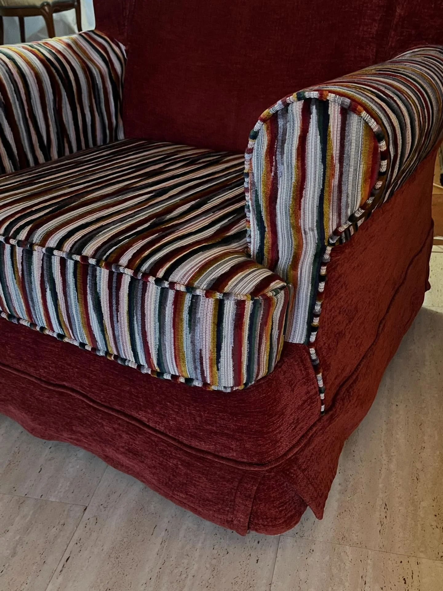 R&eacute;fection partielle d&rsquo;un fauteuil anglais confortable .. mais endommag&eacute; !
Tissu Casal #casal #upholstered #upcycled #upcycling