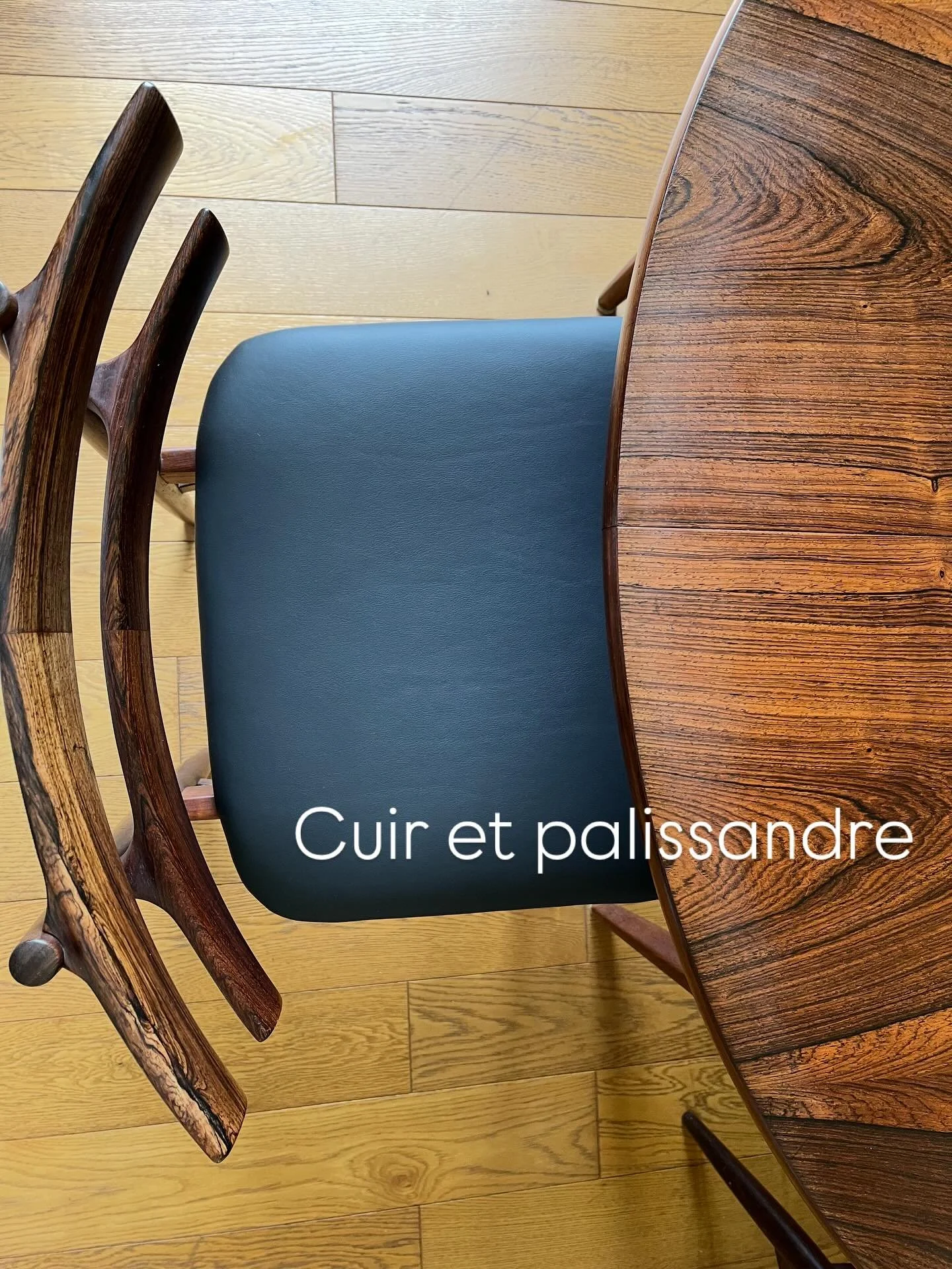 R&eacute;novation de chaises scandinaves en palissandre recouvertes de cuir noir