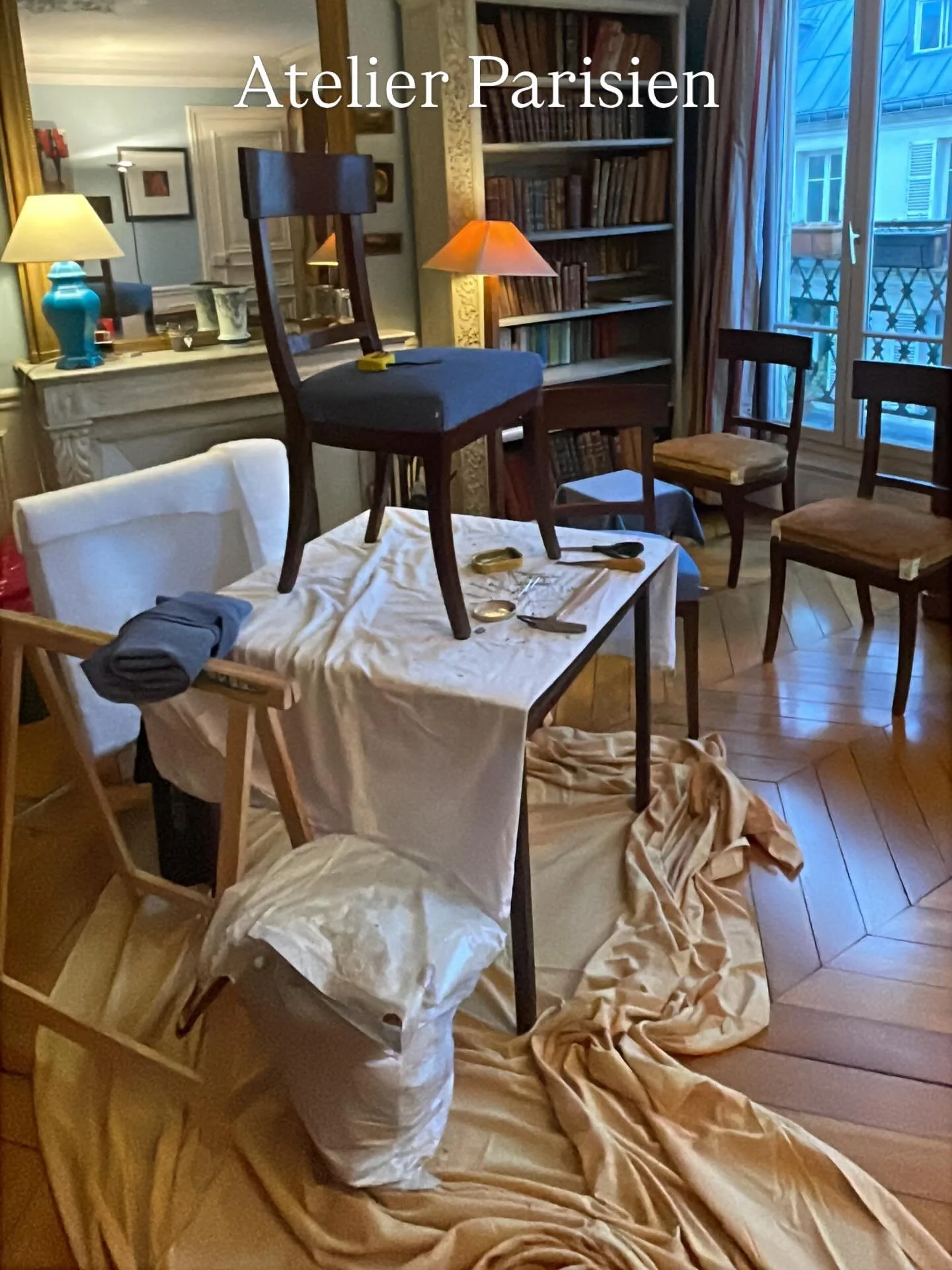Atelier parisien pour de jolies chaises habill&eacute;es avec Amara de La maison Casal #casal #upholstery #decorationinterieure
