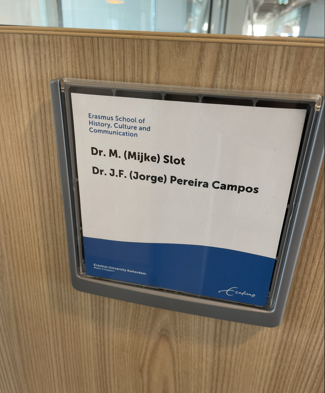 Sign for Erasmus School of History, Culture and Communication with names Dr. M. (Mijke) Slot and Dr. J.F. (Jorge) Pereira Campos.
