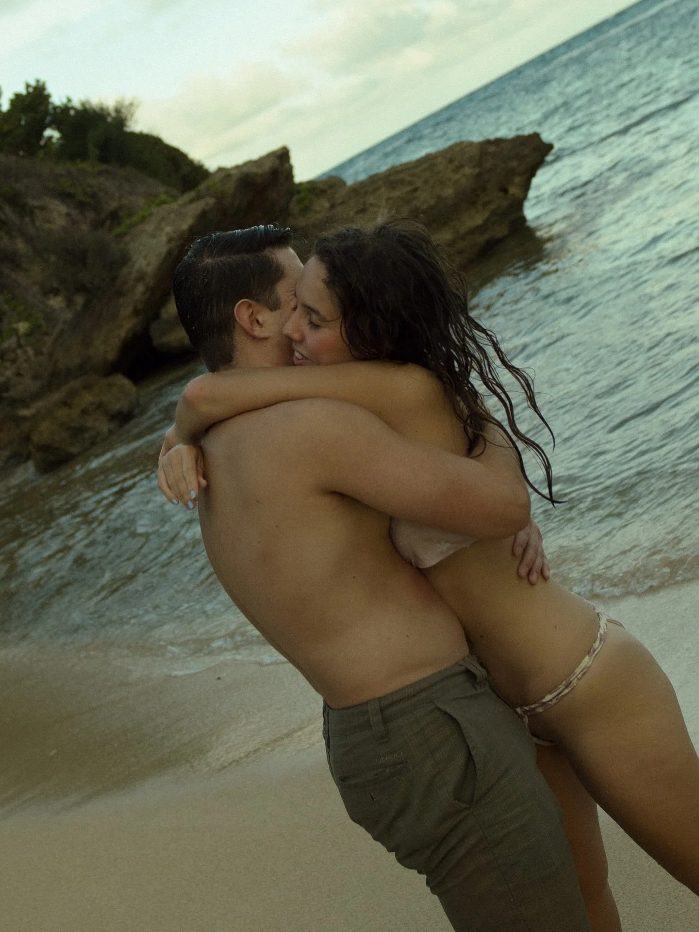 Missing Oahu beaches and shooting with @aryamaeve 🥲 good thing I&rsquo;ll be back Dec. 9-17th!!! 

#oahu #oahuphotographer #couplephotoshoot #photoshoot #hawaii