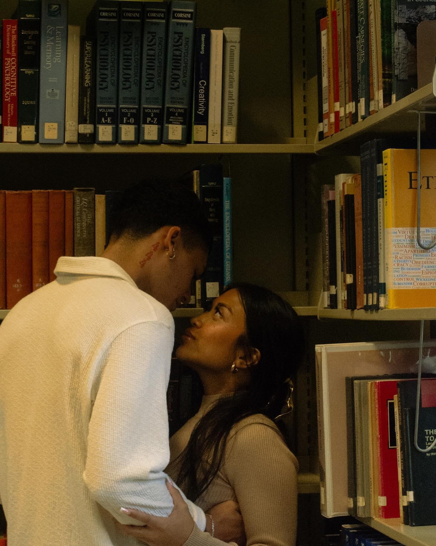 Love 🫱🏻&zwj;🫲🏼 libraries with @ourloveseries 

#love #couplesphotography #coupleshoot #photoshoot #oahu #library #studydate #nikon #hawaii