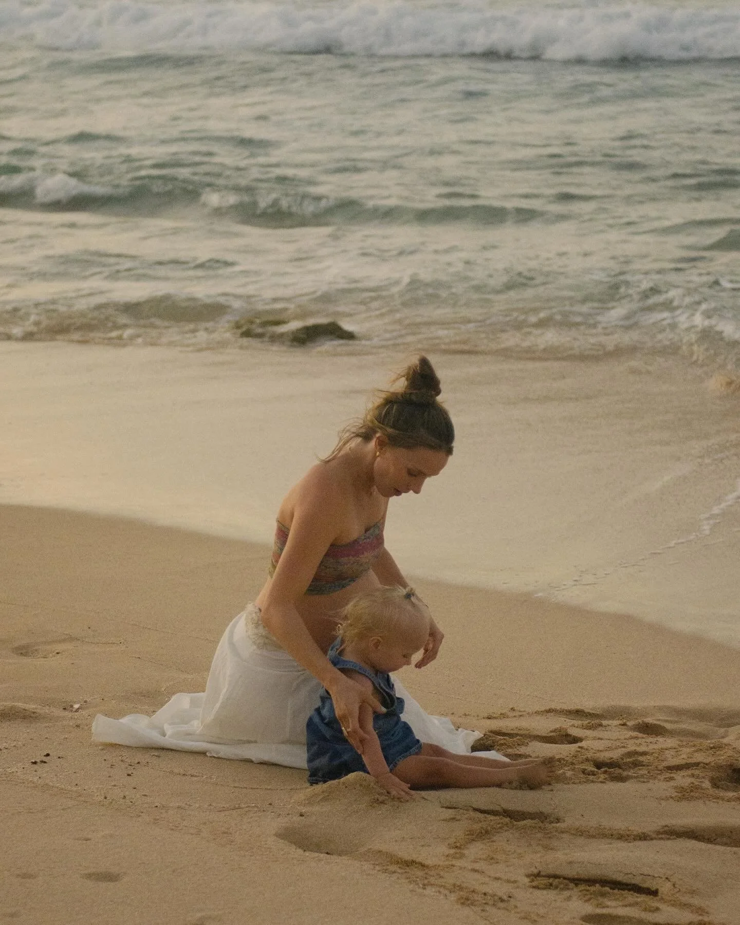 Maternity session with @katherine.e.hoyt it was so fun and a new experience!

#maternity #oahuphotographer #photographer #oahu #familyportrait #maternityportrait #portraitphotography