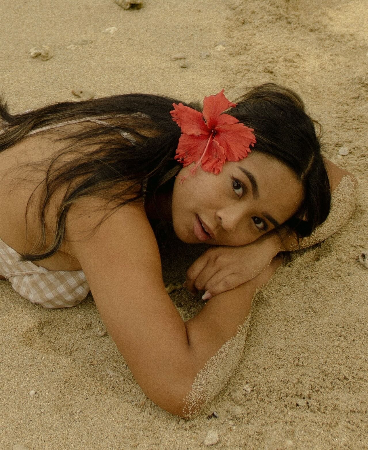 How it feels to have a beach day 

#singleportrait #portrait #portraitphotography #oahu #oahuphotographer #candidphotography #beachshoot