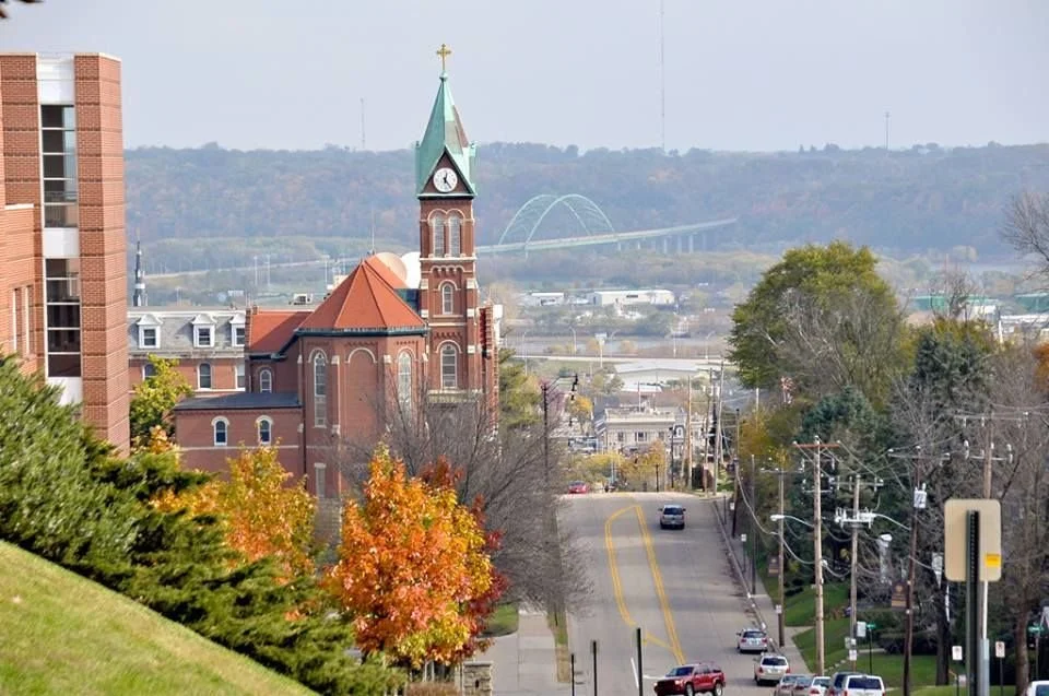 Loras Boulevard Scene – Neighborhood charm in the heart of Dubuque.