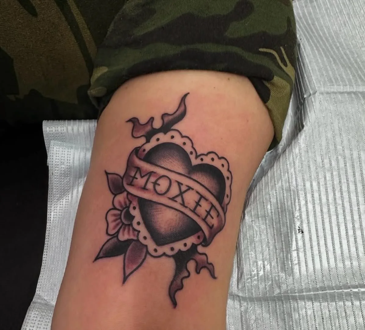 Crisp lines and smooth shading. What more could you ask for out of a tattooer? @bcblevinstattooer showcasing his talents here in both black and grey and color. 

#hearttattoos #scorpiontattoo #fishtattoo #tattoo