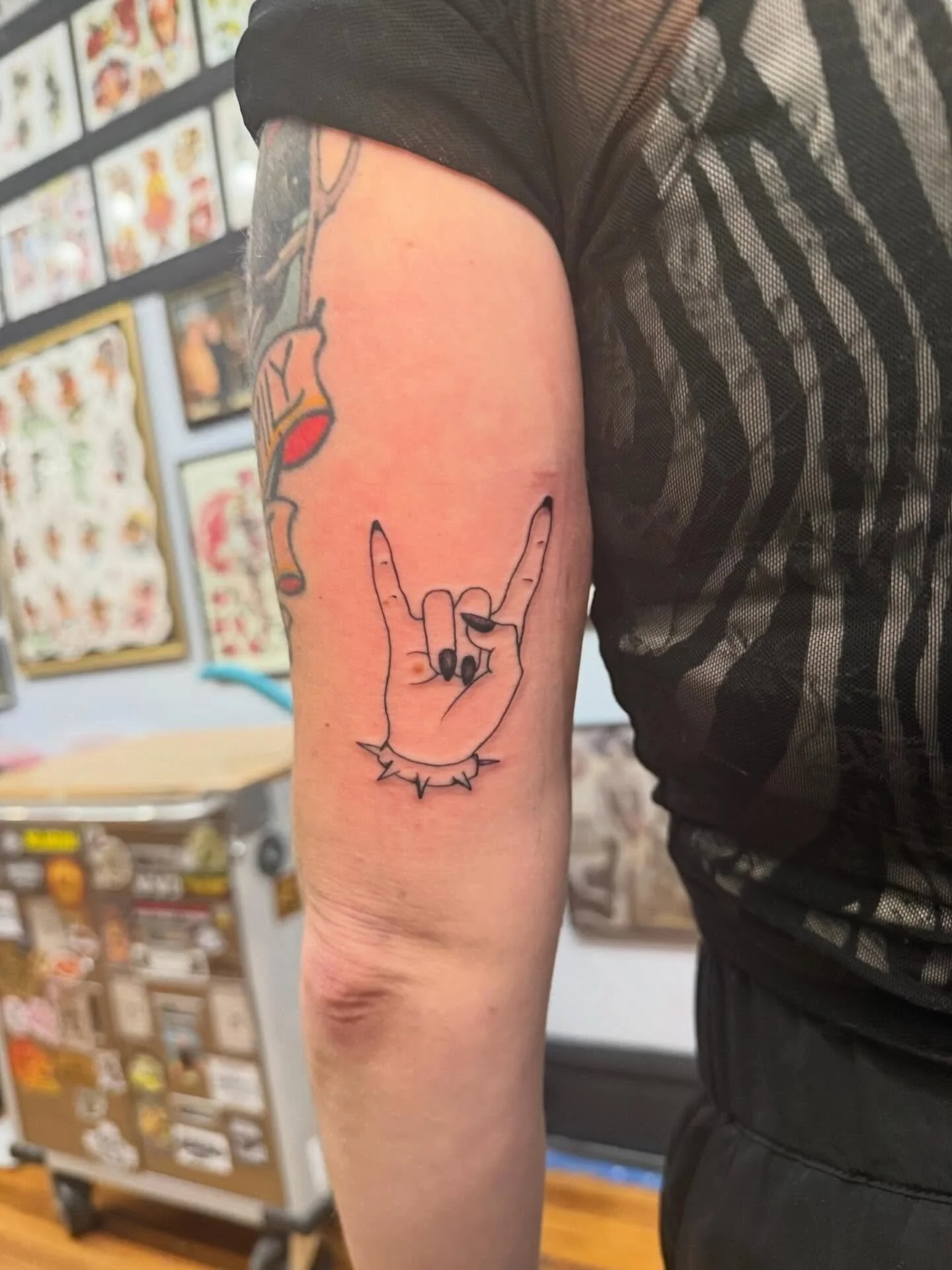 @malubiana has been killing the black and grey lately. Beautiful line work and smooth shading. She&rsquo;s really got this nailed. 

#linework #lineworktattoo #blackandgreytattoo #rockon #femininetattoo