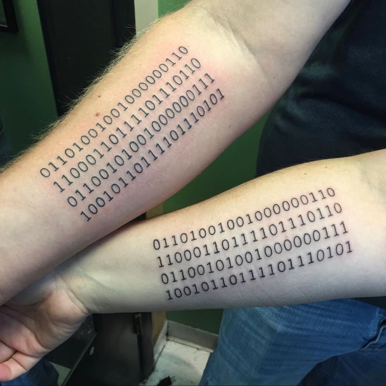 @ifriendtattoos is absolutely a master of his craft. The attention to detail it takes to complete pieces like this is truly remarkable. 

#lineworktattoos #patterns #tattoo #binarycode