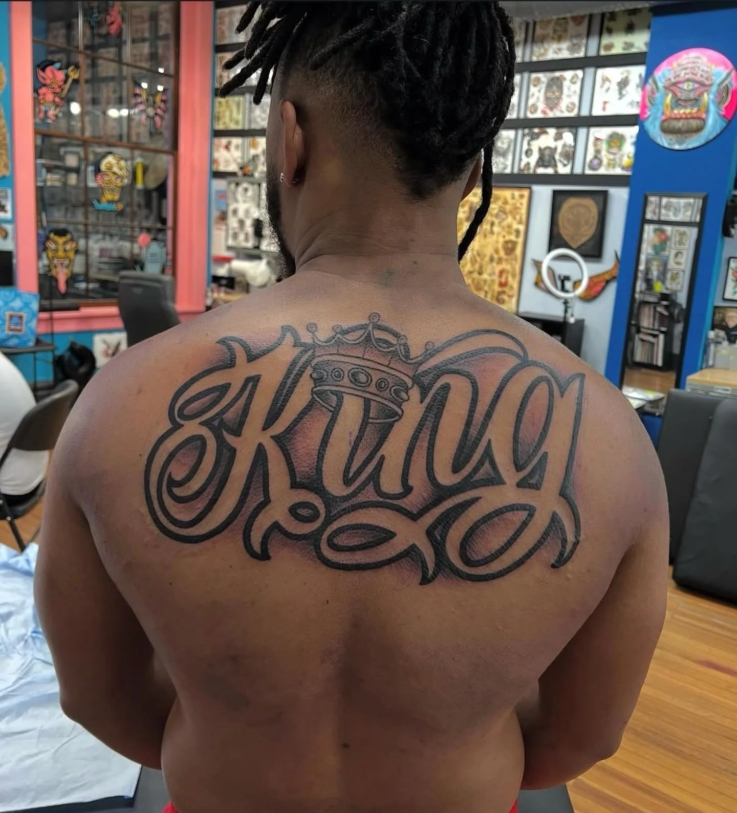 A king of kings. Maybe her king. Maybe king is his last name. Either way, @shakey_blake killed this one. 

#kingtattoo #crowntattoo #letteringtattoos #tattoo #columbusohio