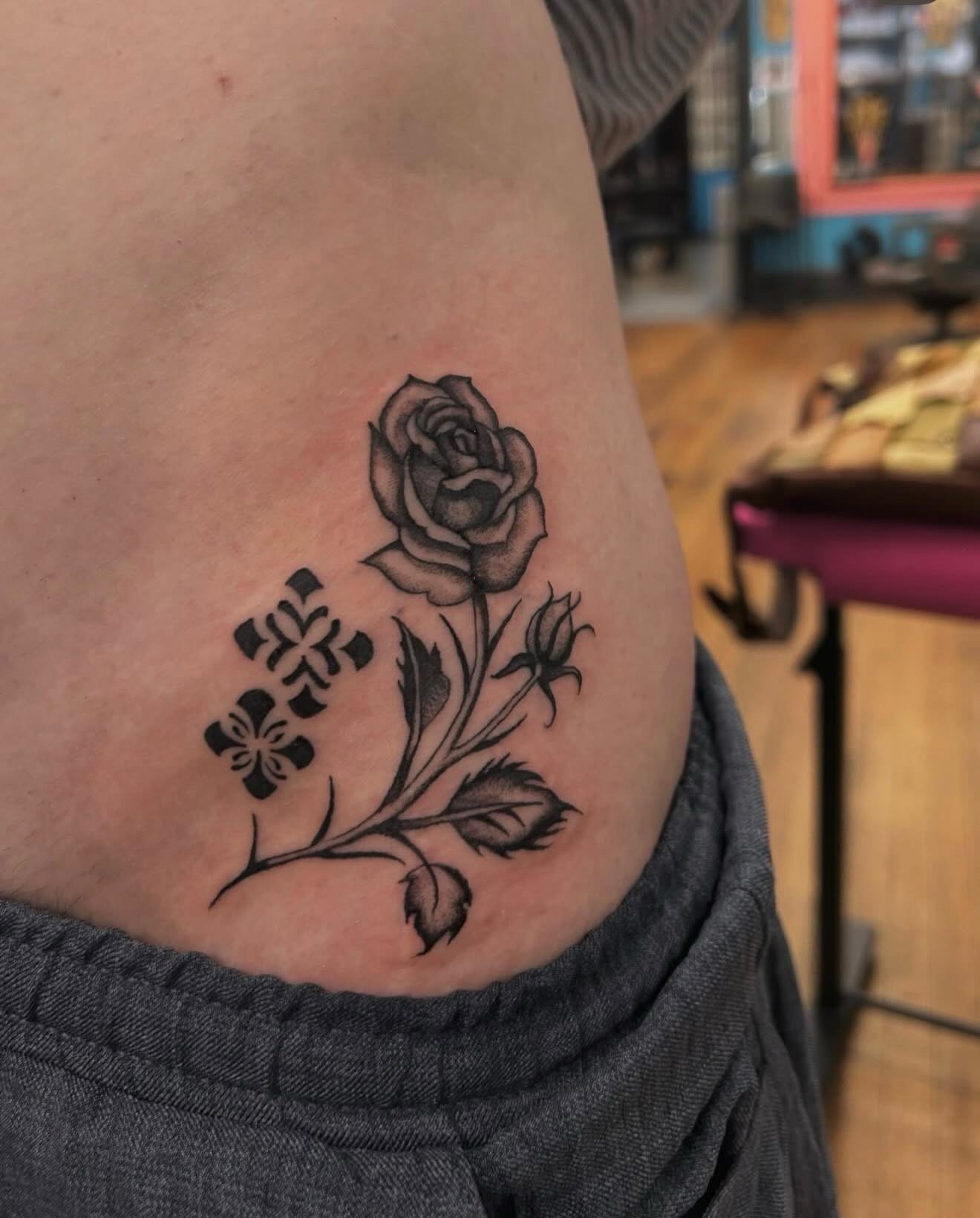 To quote @malubiana herself, here are some &ldquo;colourless&rdquo; tattoos. Showcasing her many different stylings. 

#rosetattoo #colourless #tattoo #fishtattoo #snaketattoo