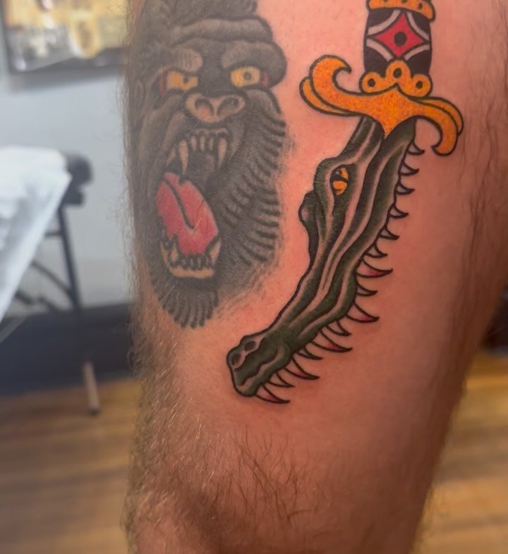 Dalligator or crocodagger? Let me know in the comments 👇

Tattoo by @zakmckinneytattoo 

#crocodile #alligator #dagger #tattoo