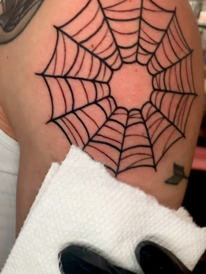 @ugly_ideas is showing off some skill here. Check out those crispy lines. J-Bo is making custom tattoos every Sunday - Tuesday and Friday. 

#spider #spiderweb #spiderwebtattoo #spidertattoo #tattoo
