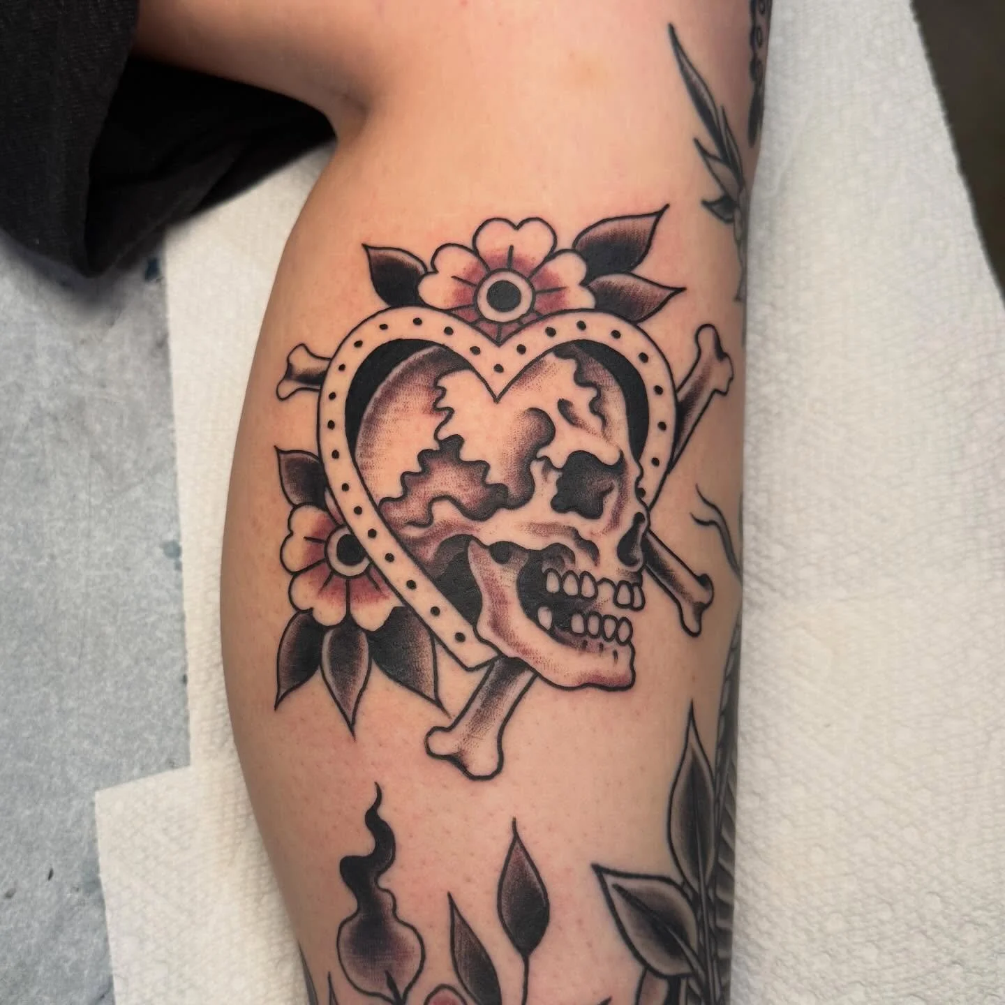 Here is a couple that @bcblevinstattooer did today on his awesome client @kyliee_705 He has that style that keeps them coming back again and again. 

#blackandgreytattoo #skulltattoo #tattoo #columbustattooers