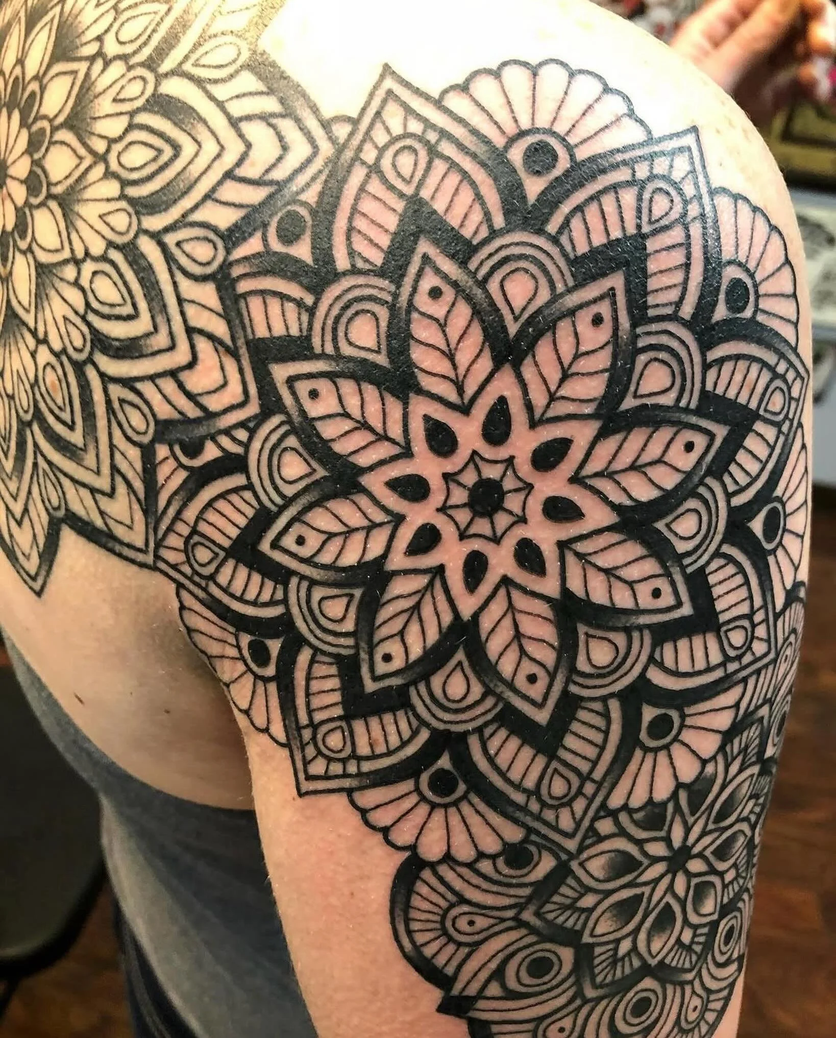 So many lines. I would go cross eyed. @shakey_blake knocked these mandalas out flawlessly. Some fresh, some healed. 

#mandalatattoo #linework #fineline #shading #cutetattoo