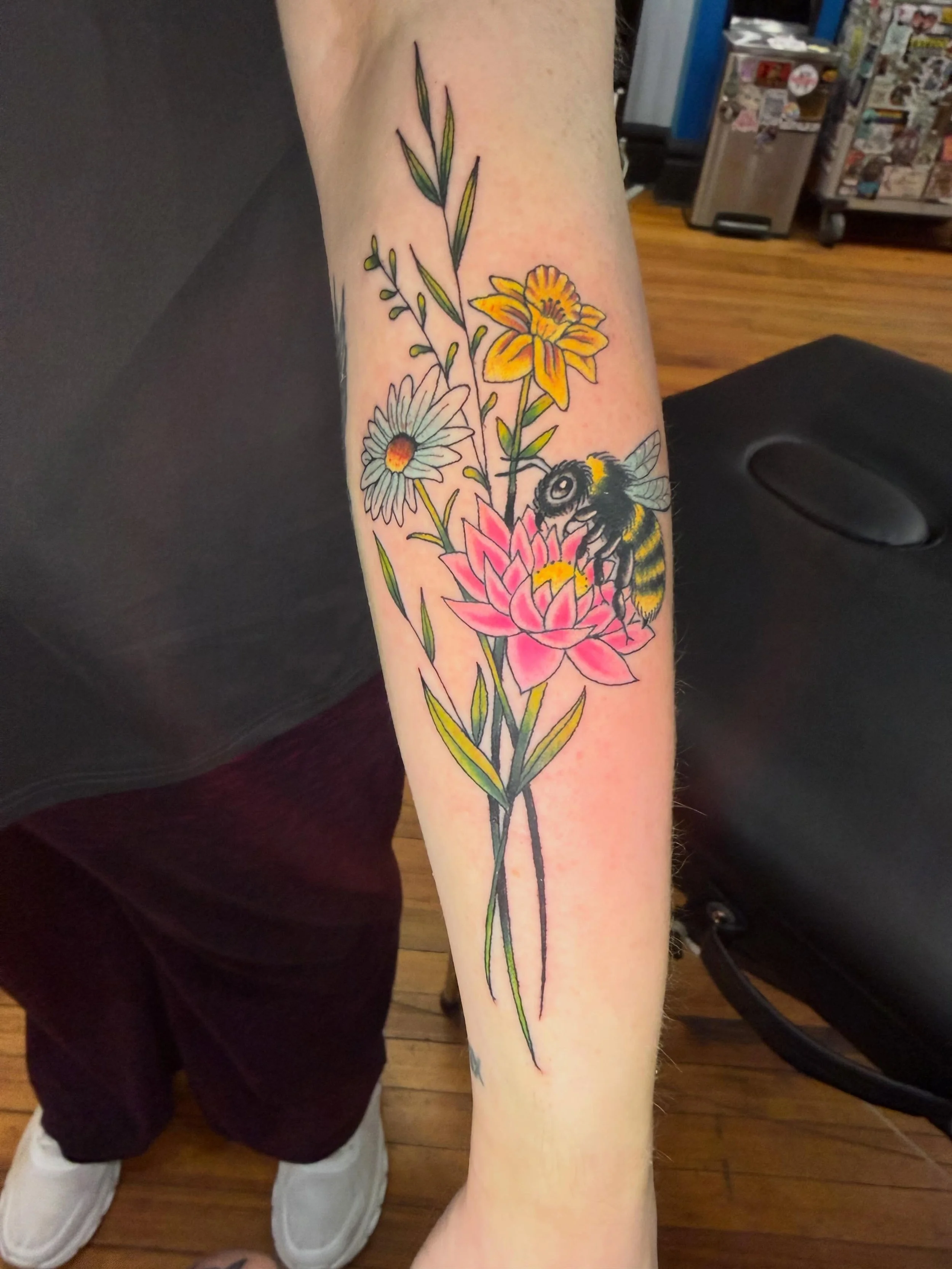 @shakey_blake got to make some matching tattoos today. And they were both named Amber. How weird. 

#matching #tattoo #beetattoo #flower #flowertattoo