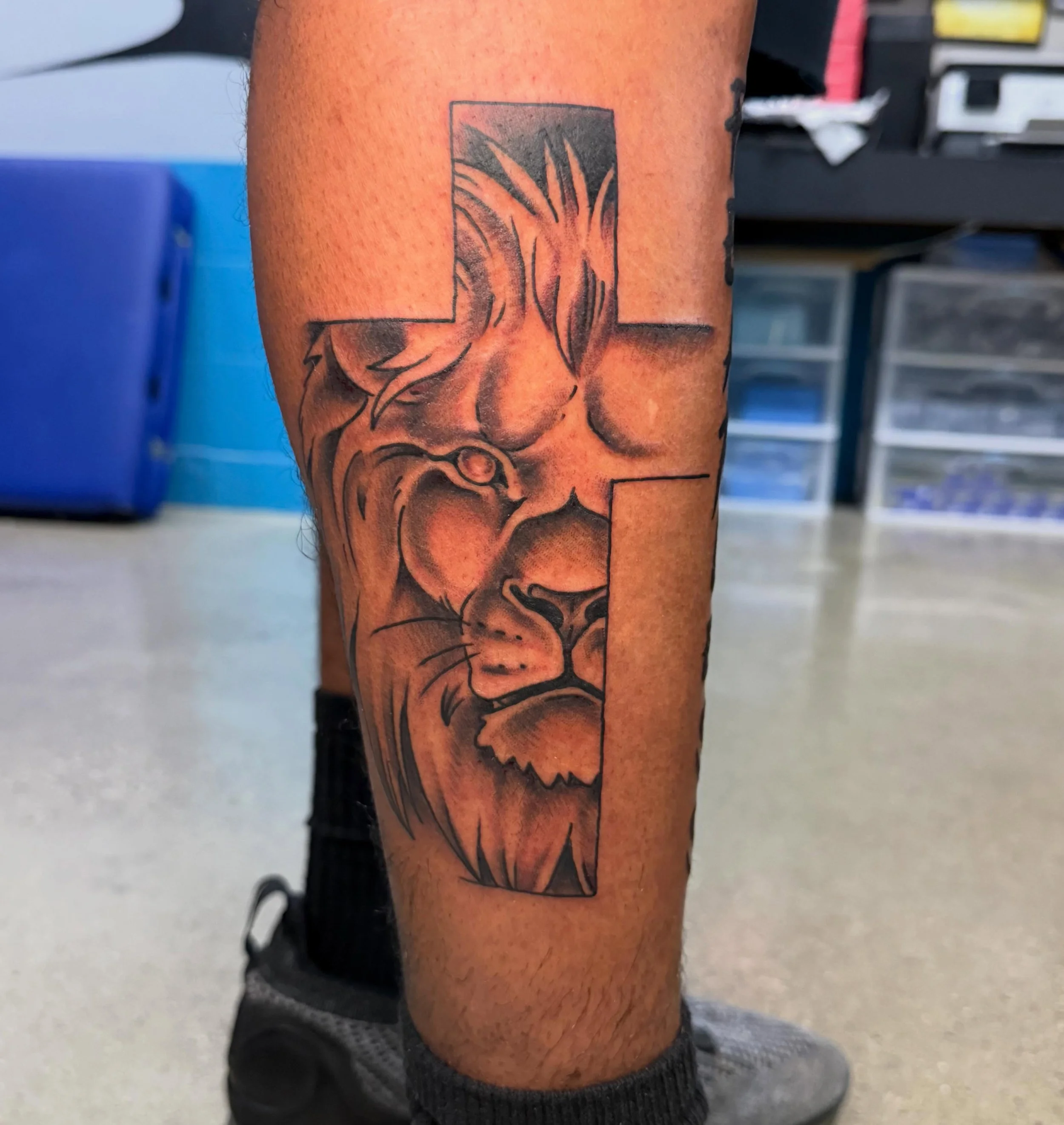Dudes got that lion in him. @bcblevinstattooer really laid this one down today. Catch Brandon in the shop every Thursday through Sunday. 

#lion #liontattoo #cross #fearless