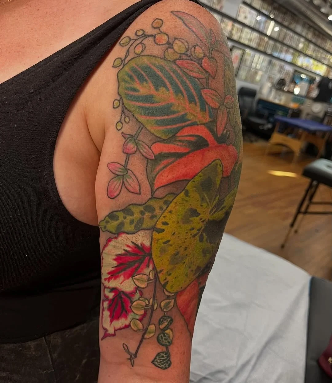 Check out this super leafy and colorful half-sleeve @ifriendtattoos did. Ian welcomes all styles and is ready to tattoo you. Call for a consultation or drop by!

12-10pm
7 days a week
All styles welcome
Walk-ins encouraged

#tattoo #614 #tattooartist