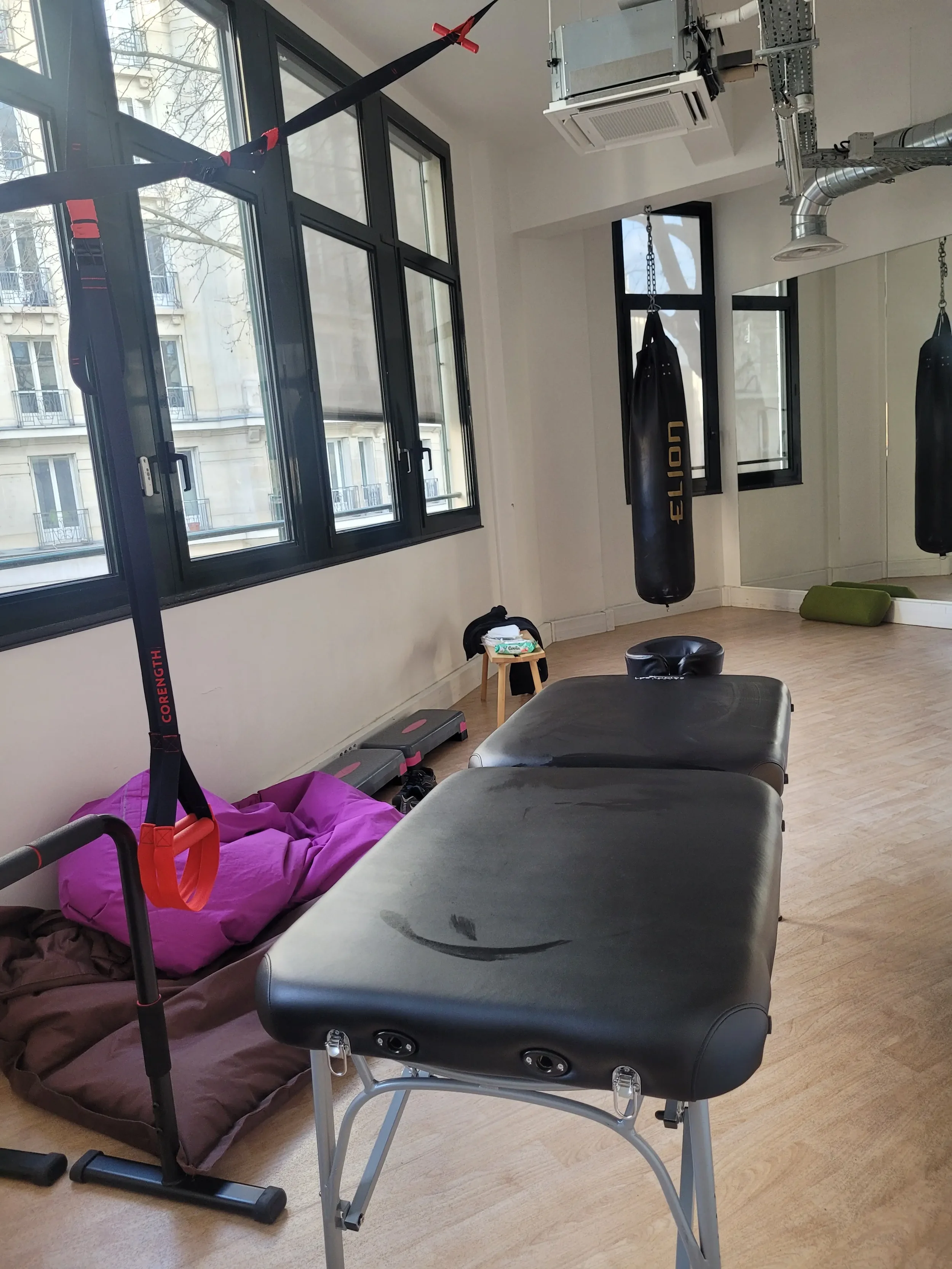 Table de massage professionnelle dans une salle de sport à Paris – séance bien‑être et récupération musculaire: Massage Reyes, José J Reyes masseur diplôme
