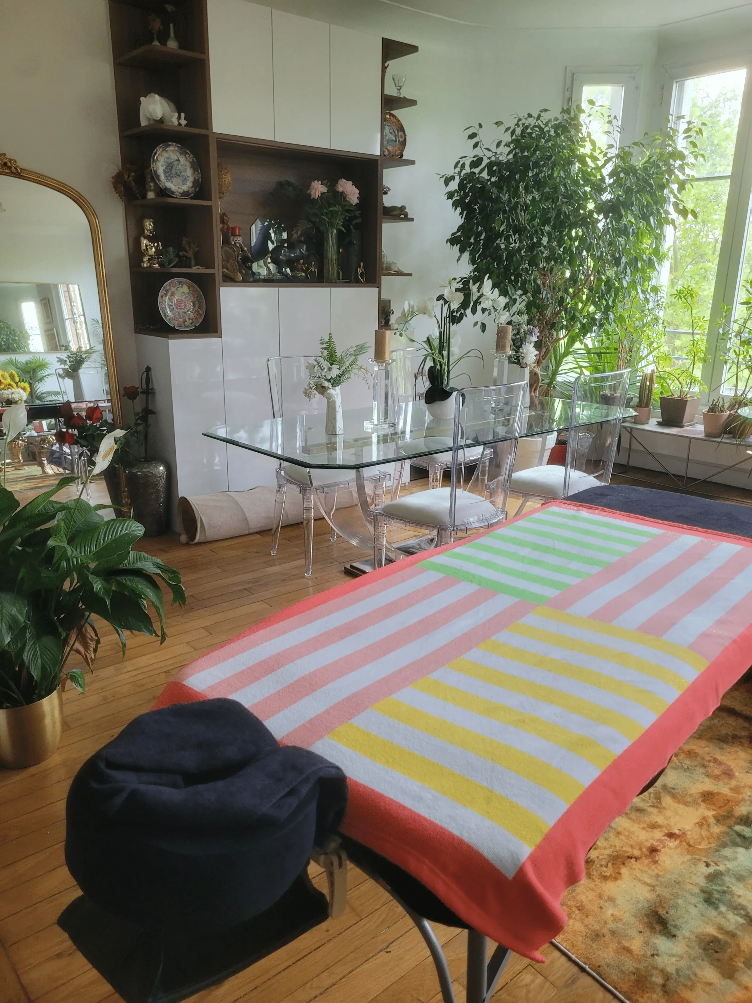 Table de massage installée dans le salon d'un client ayant réservé un massage à domicile à Paris