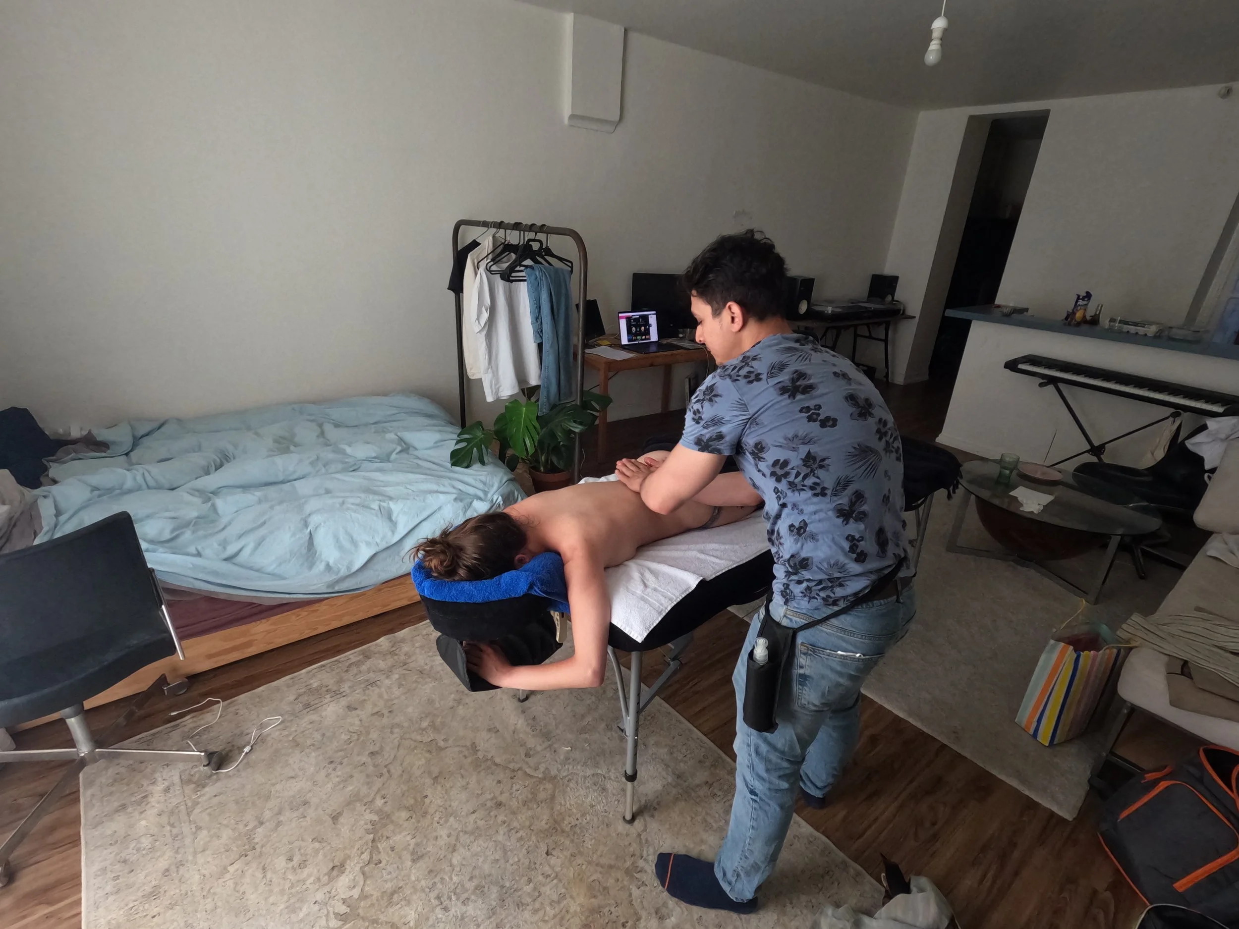 Une personne se faisant masser par un professionnel dans un appartement