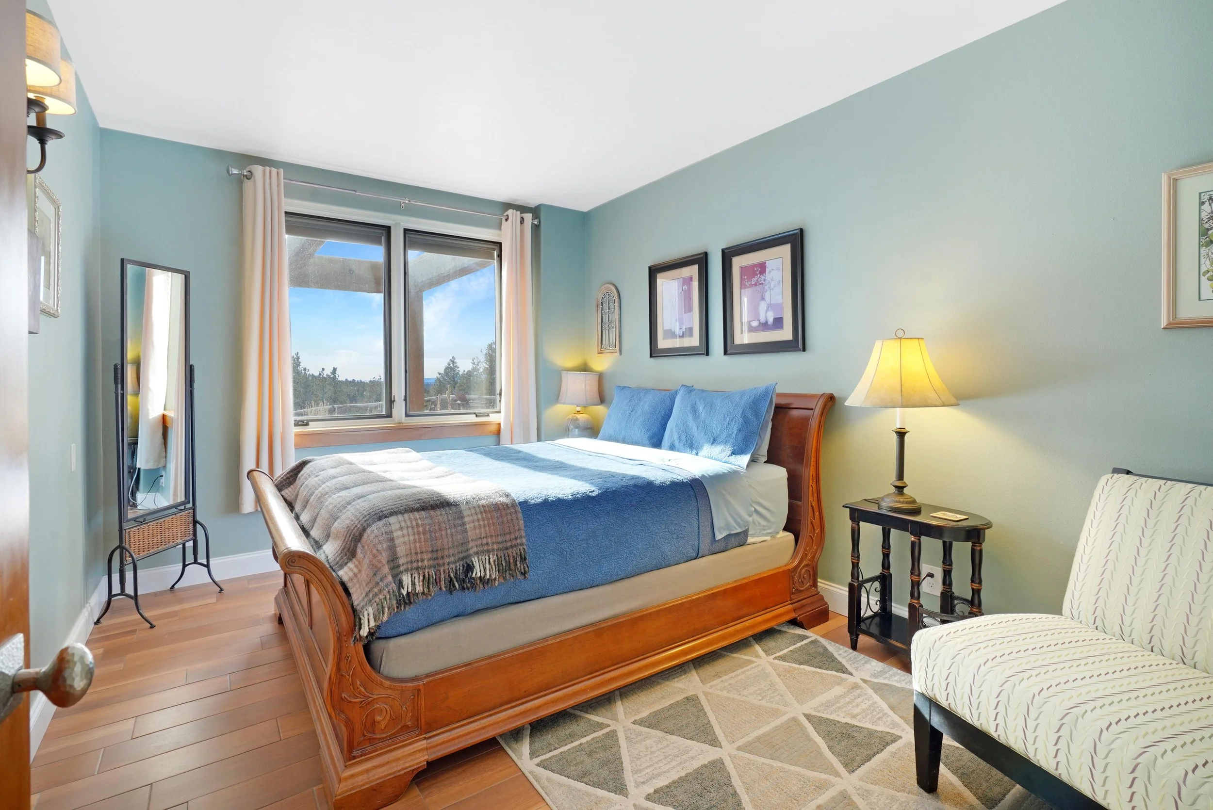 Bedroom - Queen 2.jpg