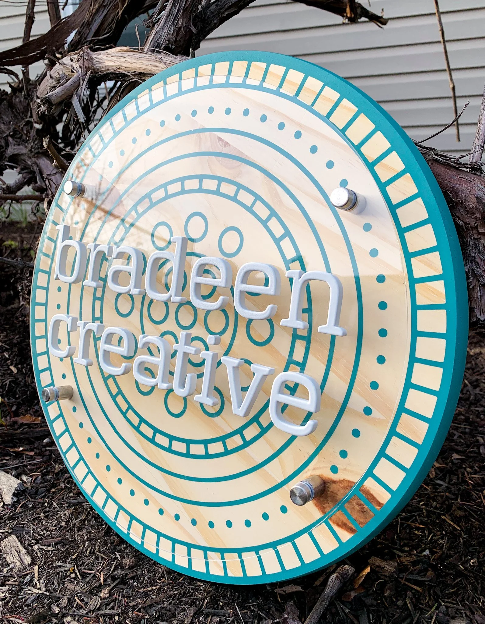 A circular sign with a blue border and white background.