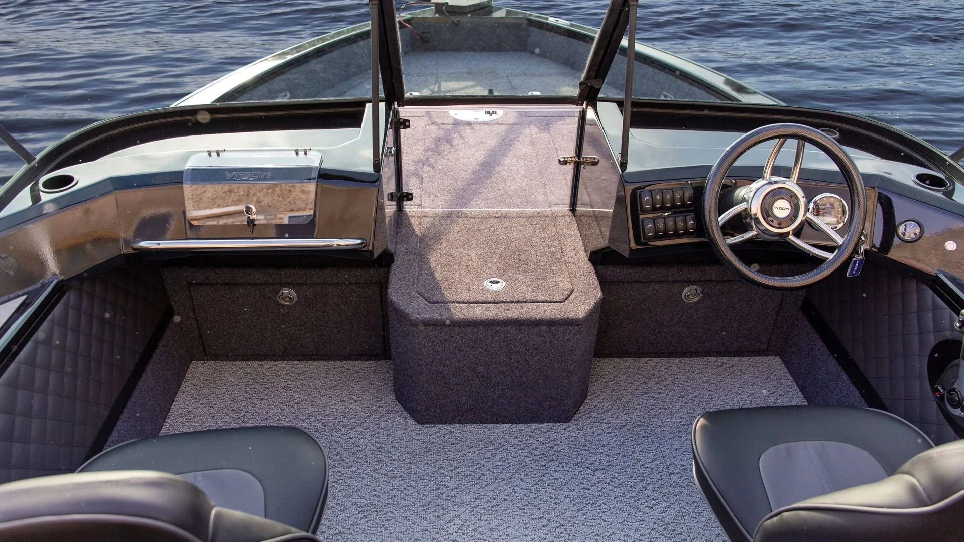 vizion-boat-600-details-0-309ce8c4.jpeg