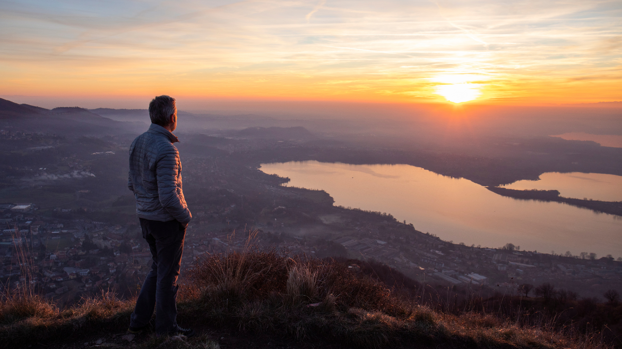 Calm landscape representing clarity, focus, and creative thinking for creators.