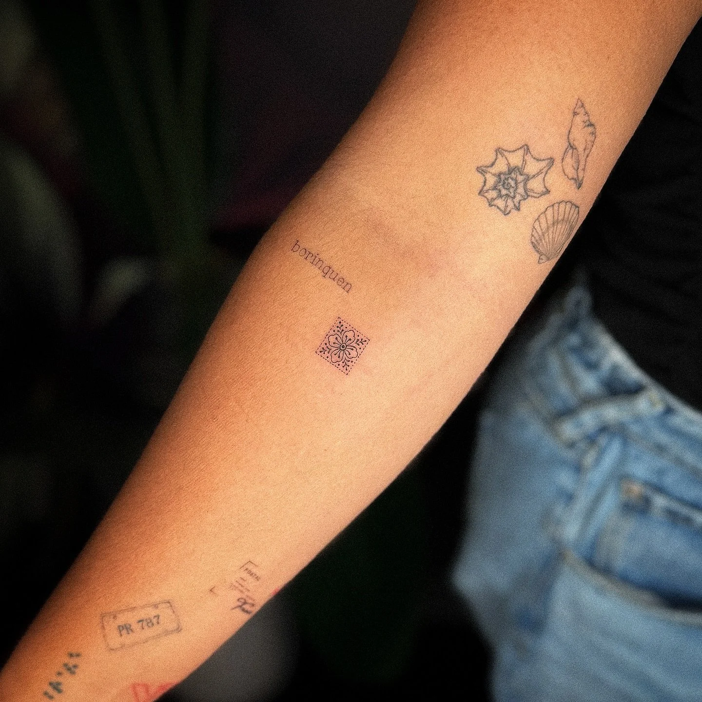 lil stickers 🌸💌🐎

#tinytattoos #stickersleeve #finelinetattooartist