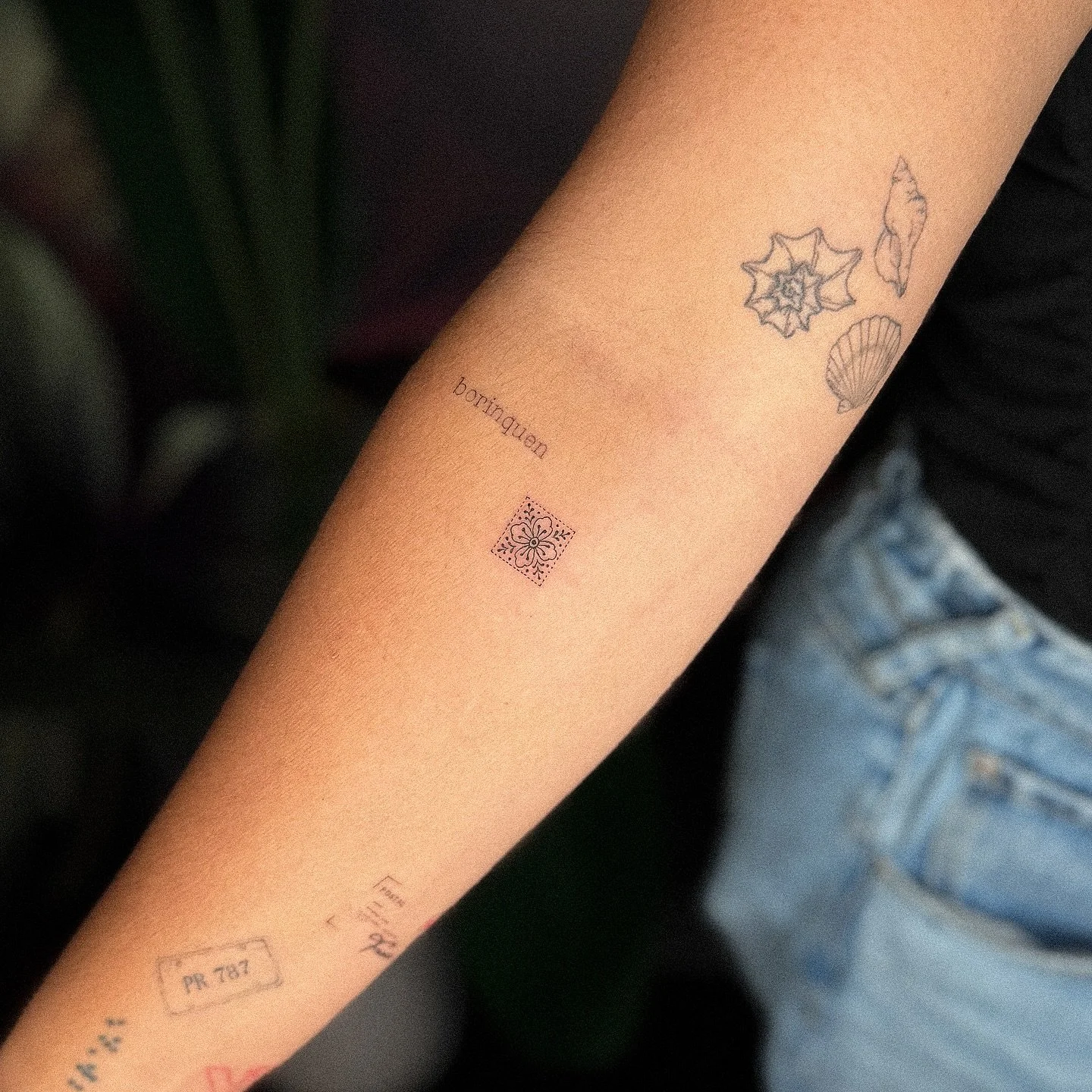 a tiny floral tile to add to her souvenir sticker sleeve 🌸

#finelinetattoos #pontevedratattoo #jaxtattoo