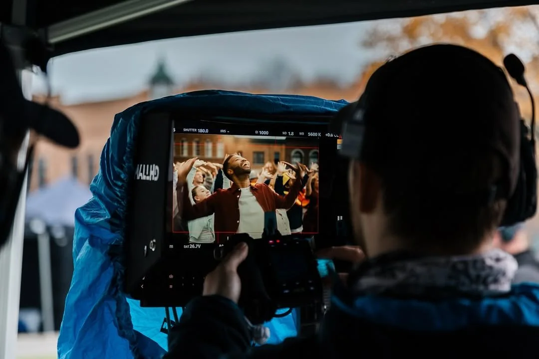 Love At First Bite ✨ BTS + Stills with @dontpanicfilmsinc & @directedbyshamsi on their recent Os (10).jpg